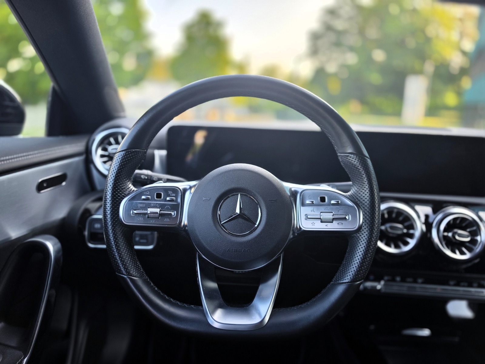 MERCEDES-BENZ CLA Shooting Brake 220 d 4Matic AMG Line-image-11