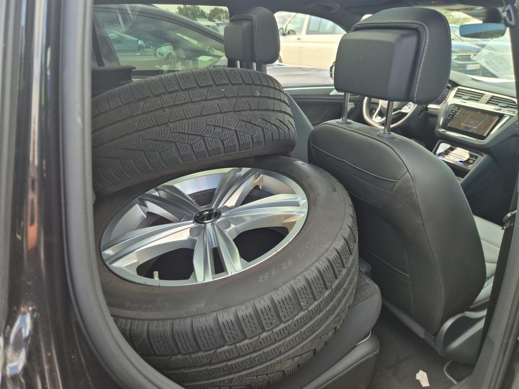 VW Tiguan 2.0 TDI SCR R-Line 4Motion DSG / Vollausstattung / Panorama-image-3