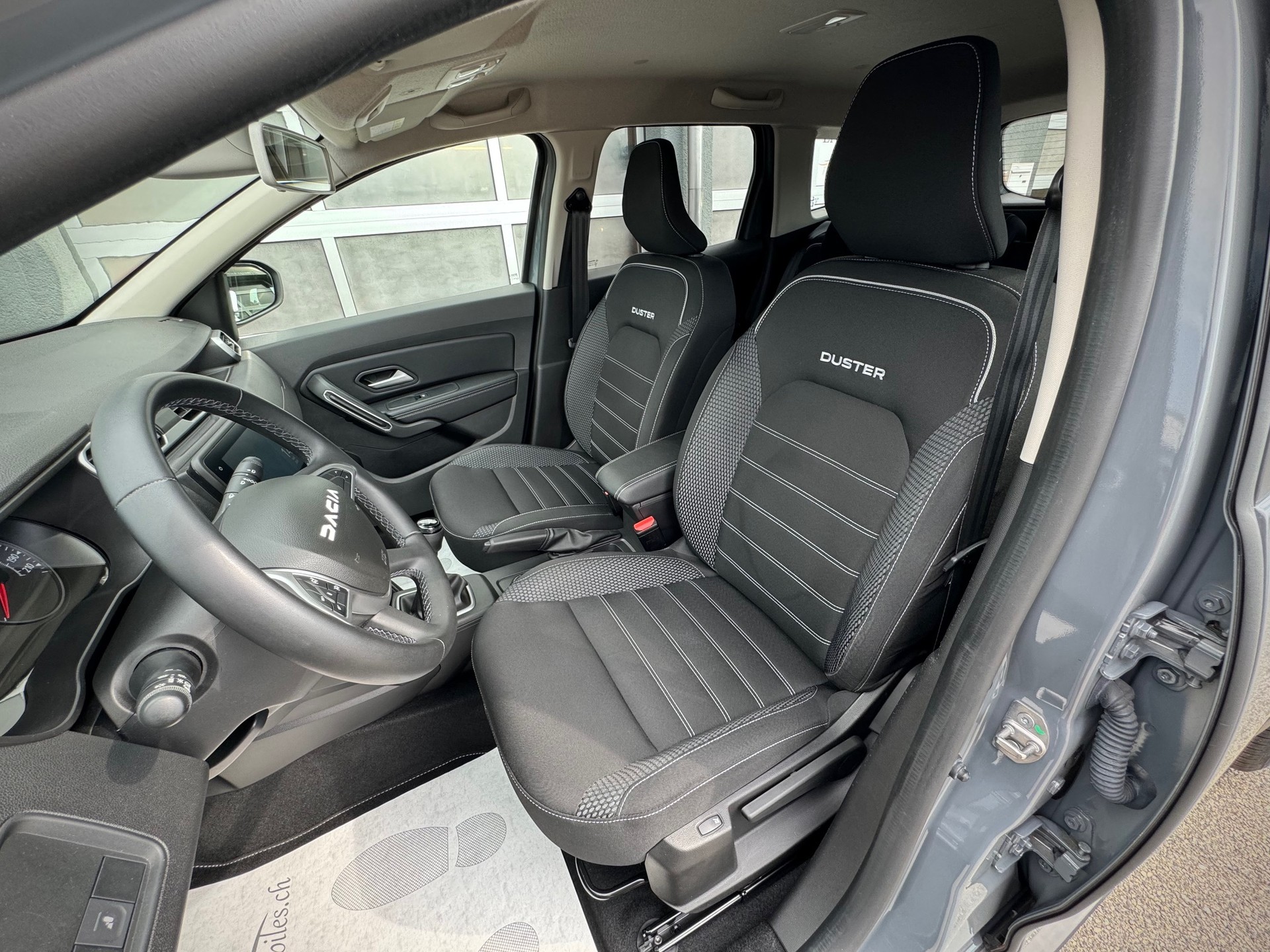 DACIA Duster TCe 150 Expression 4x4 - Véhicule Suisse (CH)-image-8