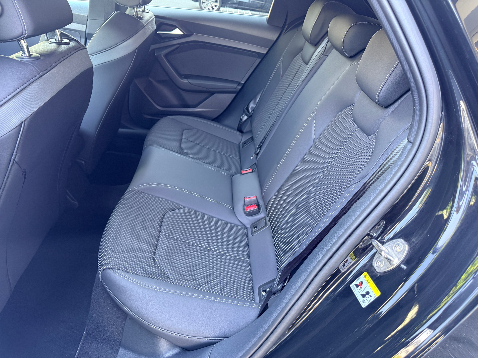 AUDI A1 Sportback 30 TFSI Attraction S-tronic 116 PS S-Line-image-14
