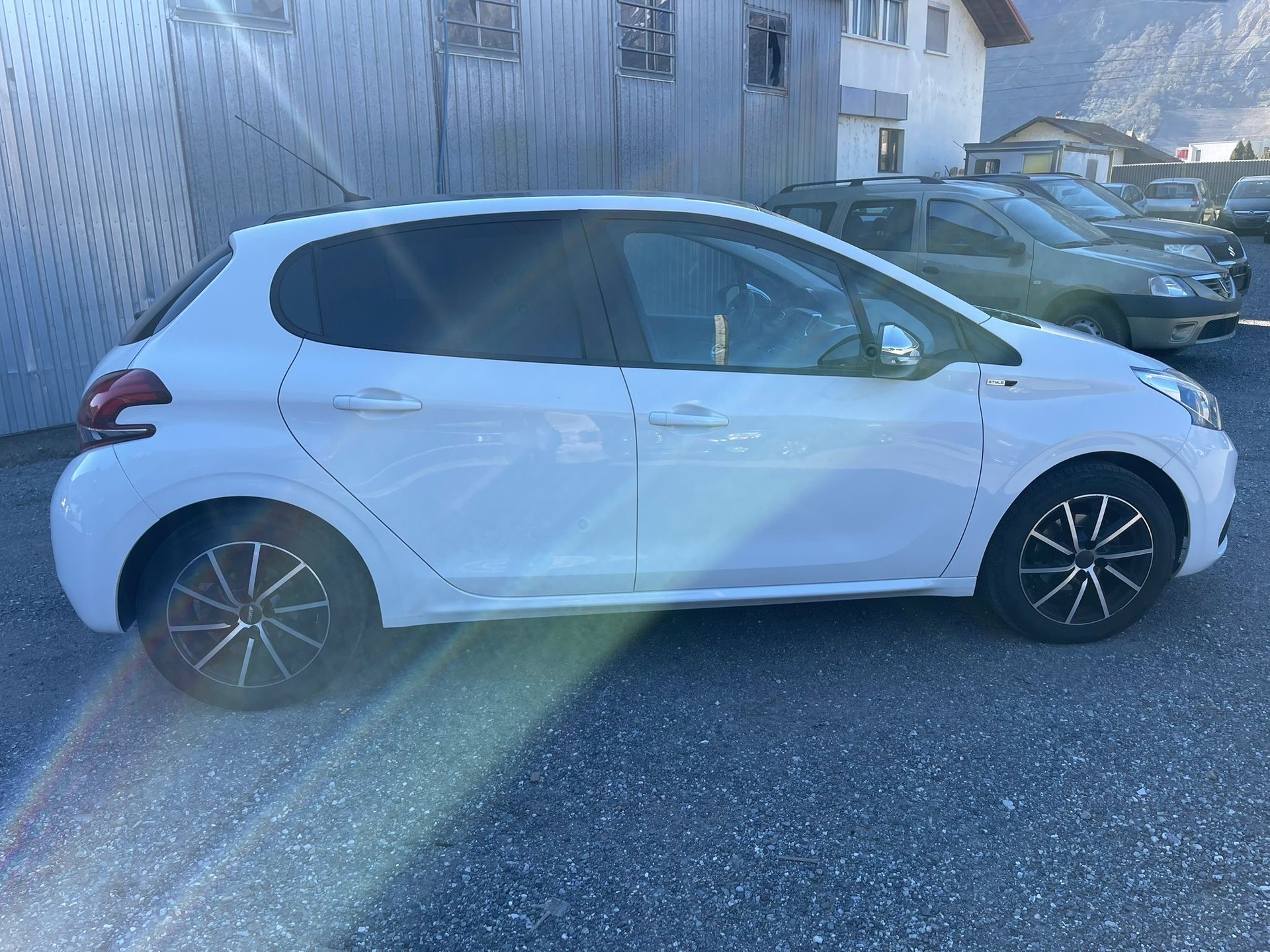 PEUGEOT 208 1.2 PureTech Allure-image-2
