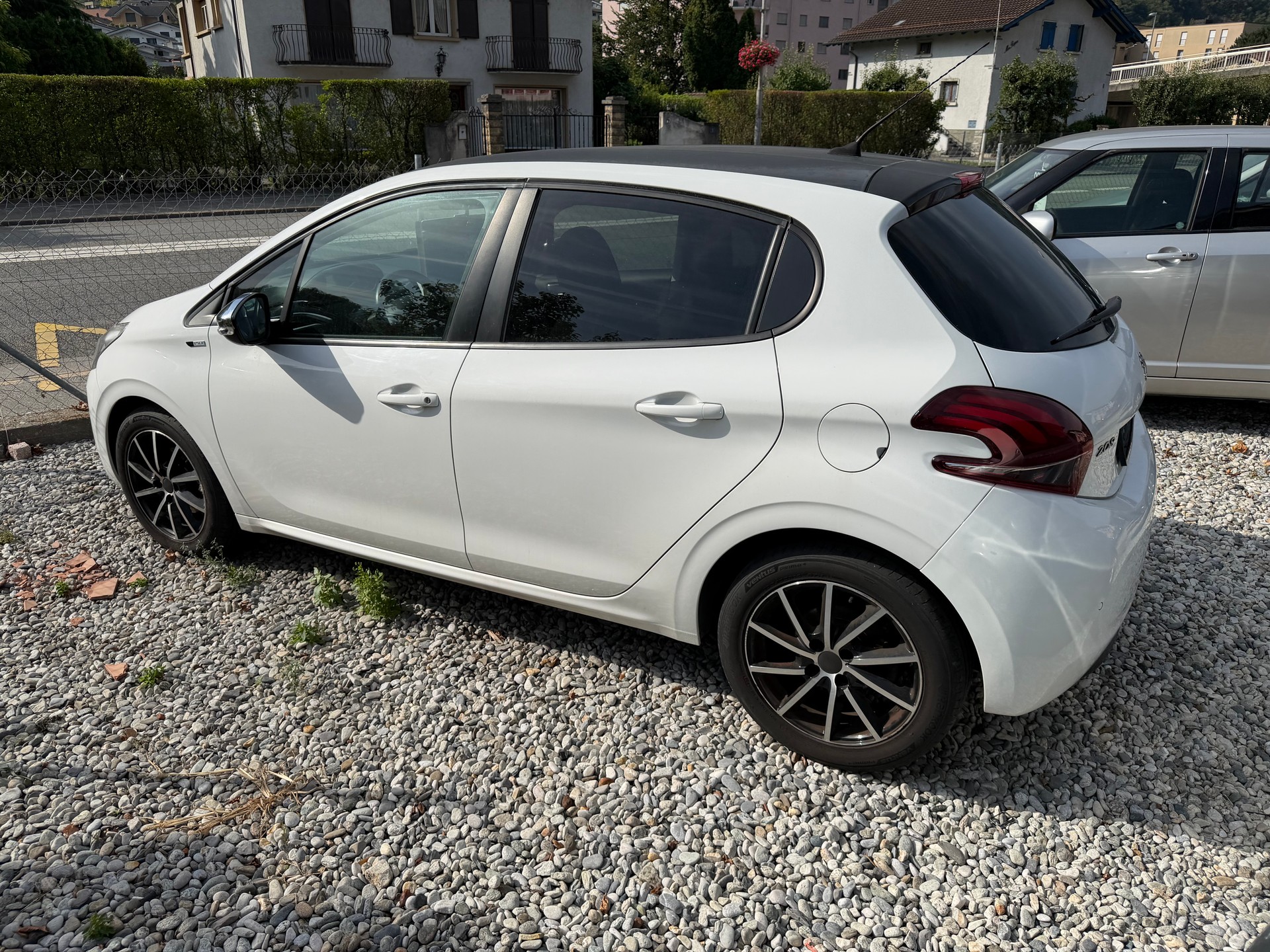 PEUGEOT 208 1.2 PureTech Allure-image-4