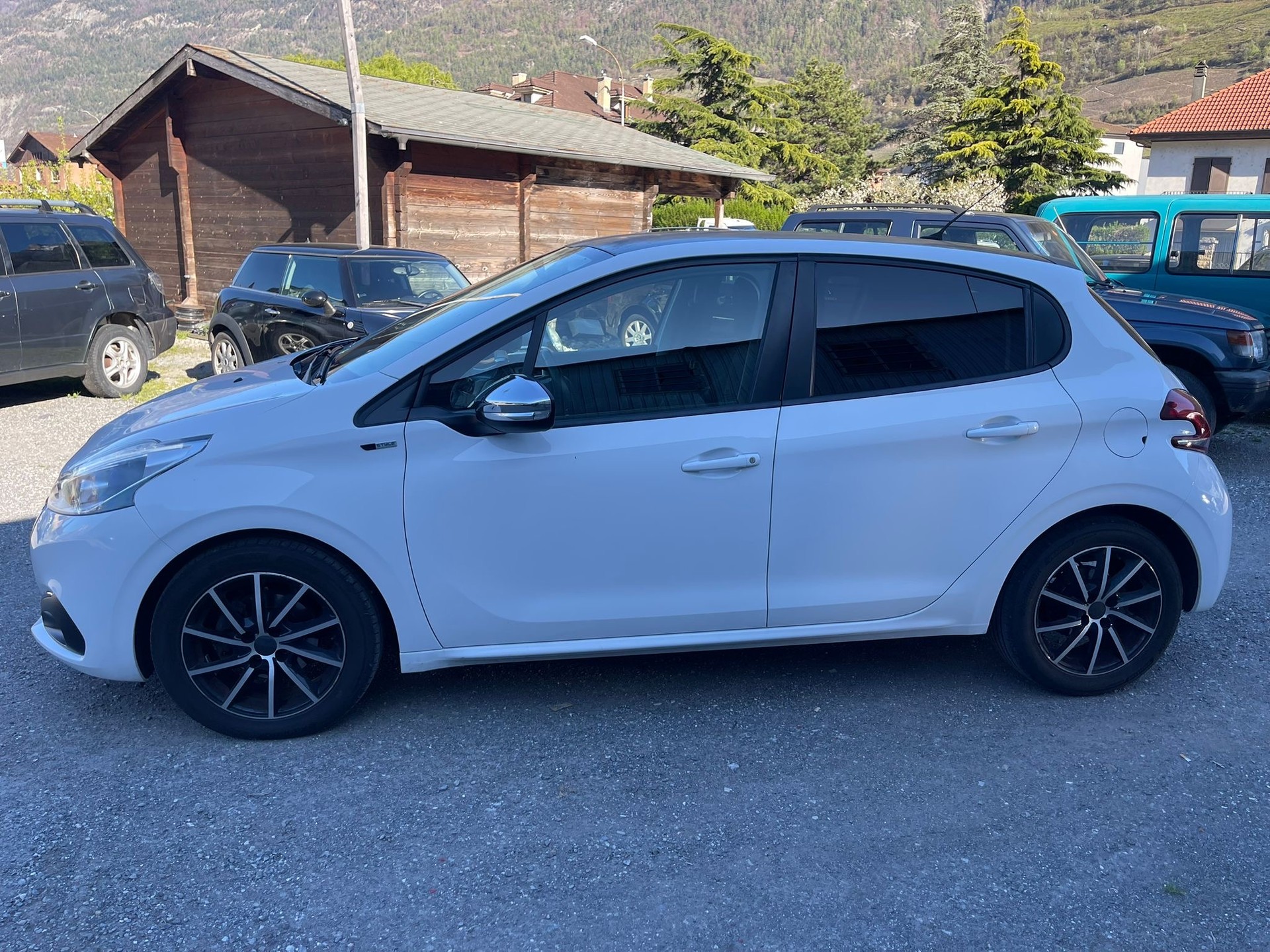 PEUGEOT 208 1.2 PureTech Allure-image-1