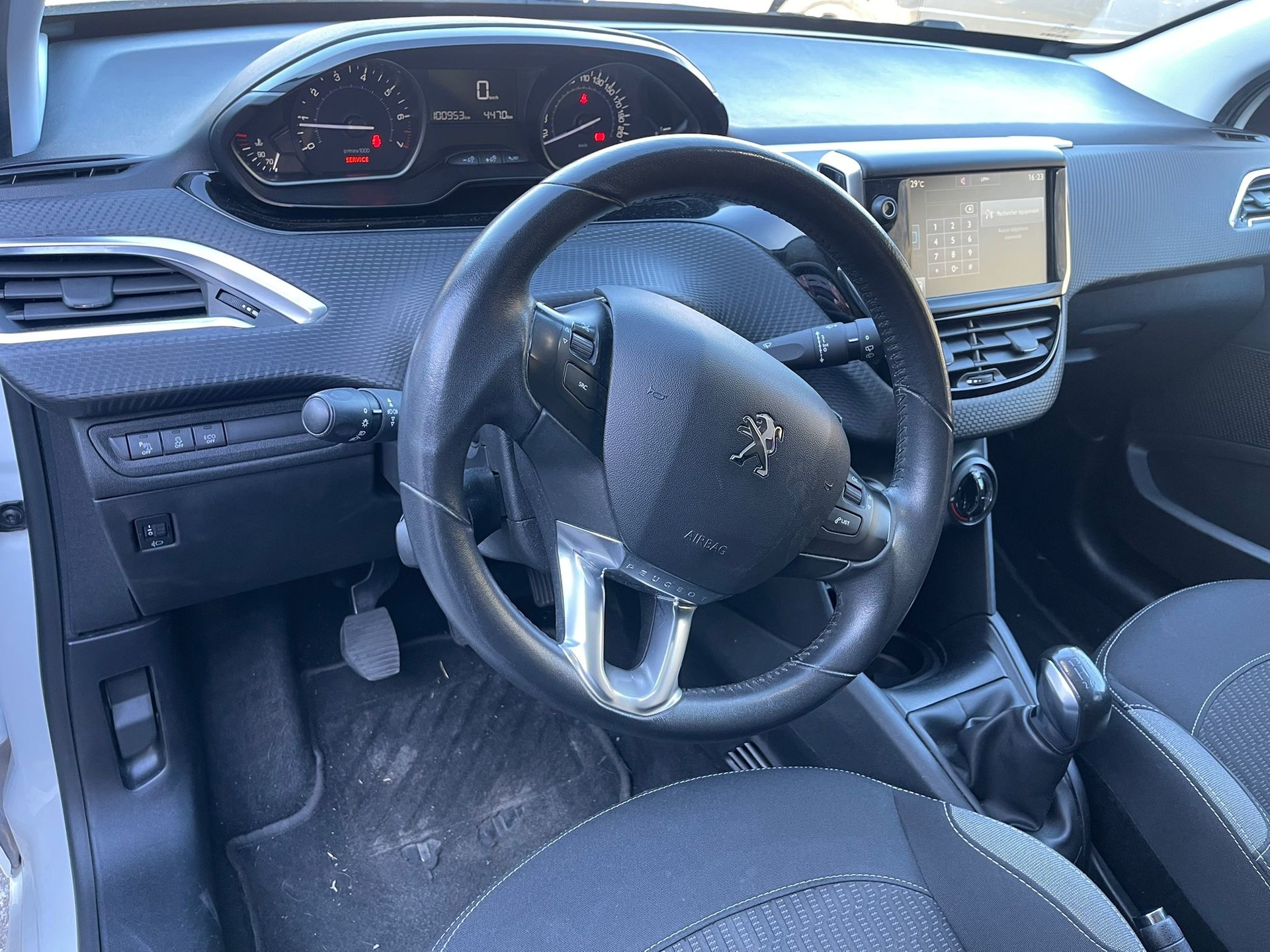 PEUGEOT 208 1.2 PureTech Allure-image-9