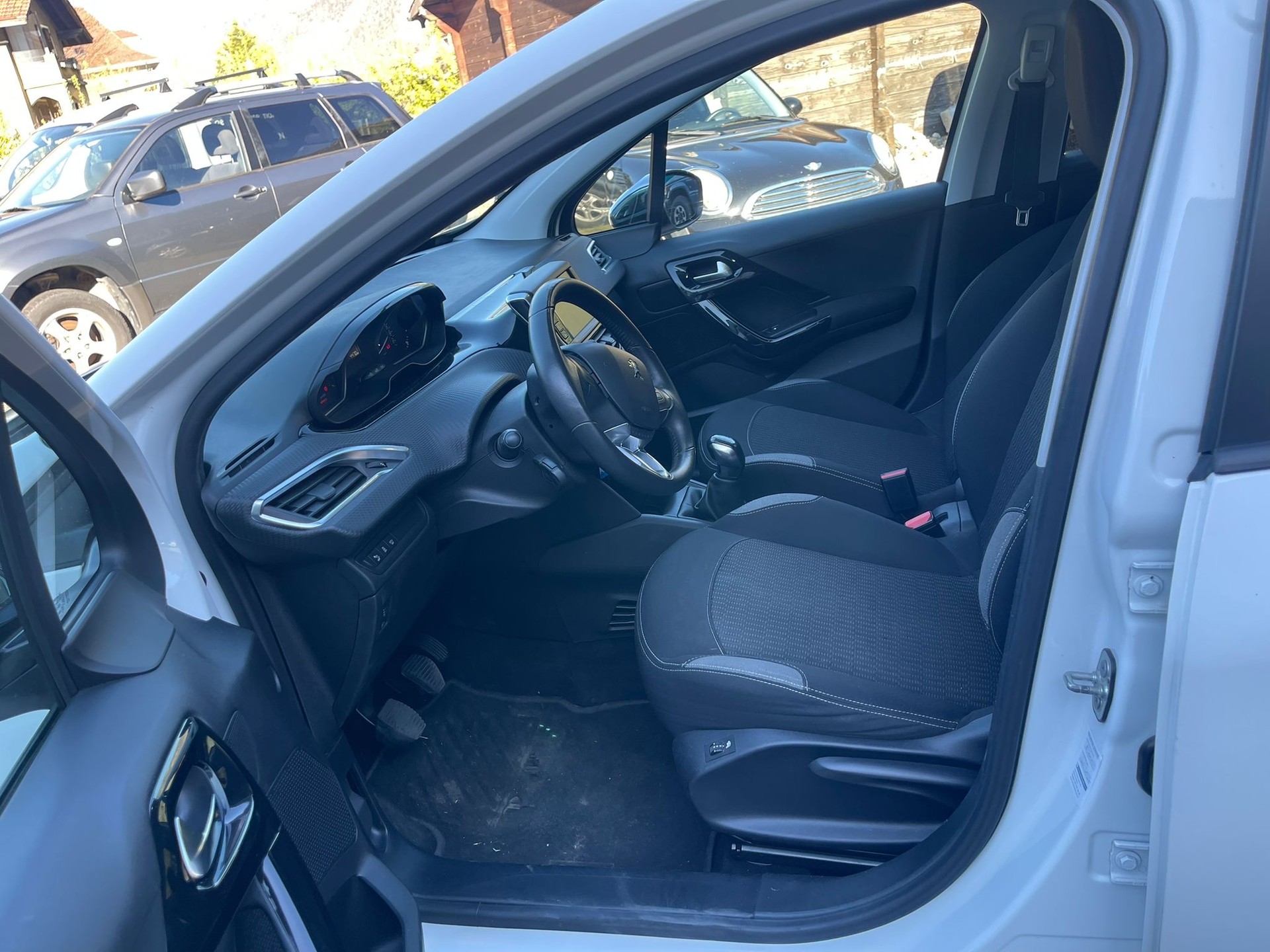 PEUGEOT 208 1.2 PureTech Allure-image-10