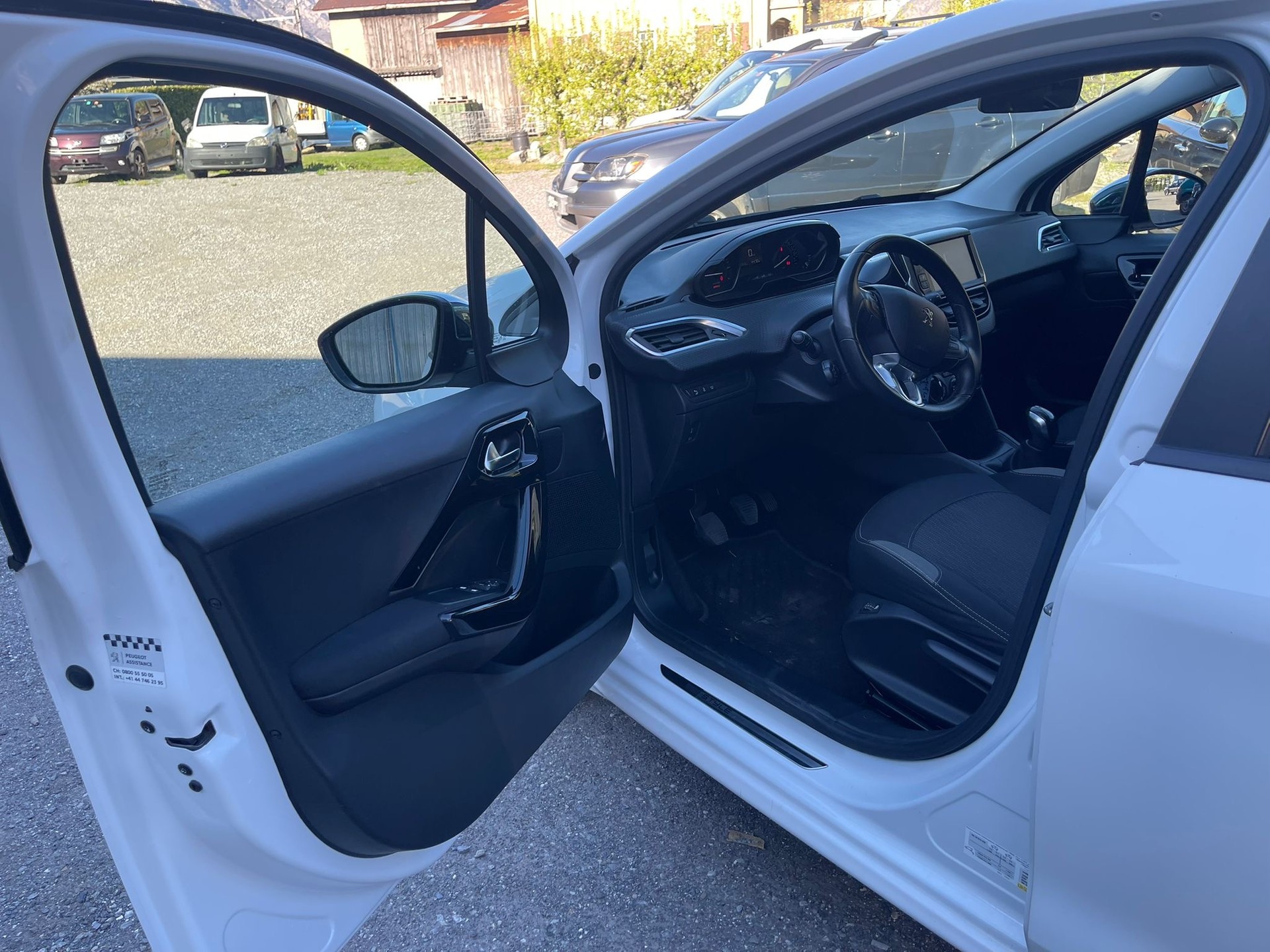 PEUGEOT 208 1.2 PureTech Allure-image-12