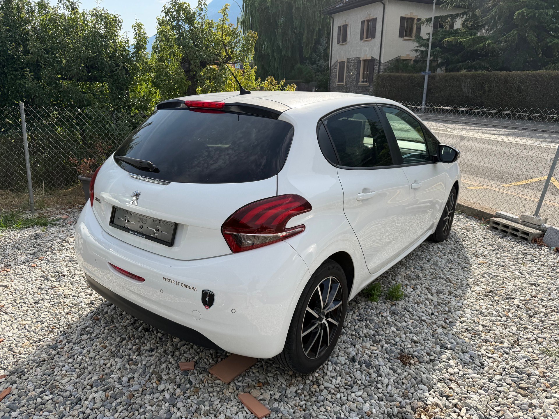 PEUGEOT 208 1.2 PureTech Allure-image-3