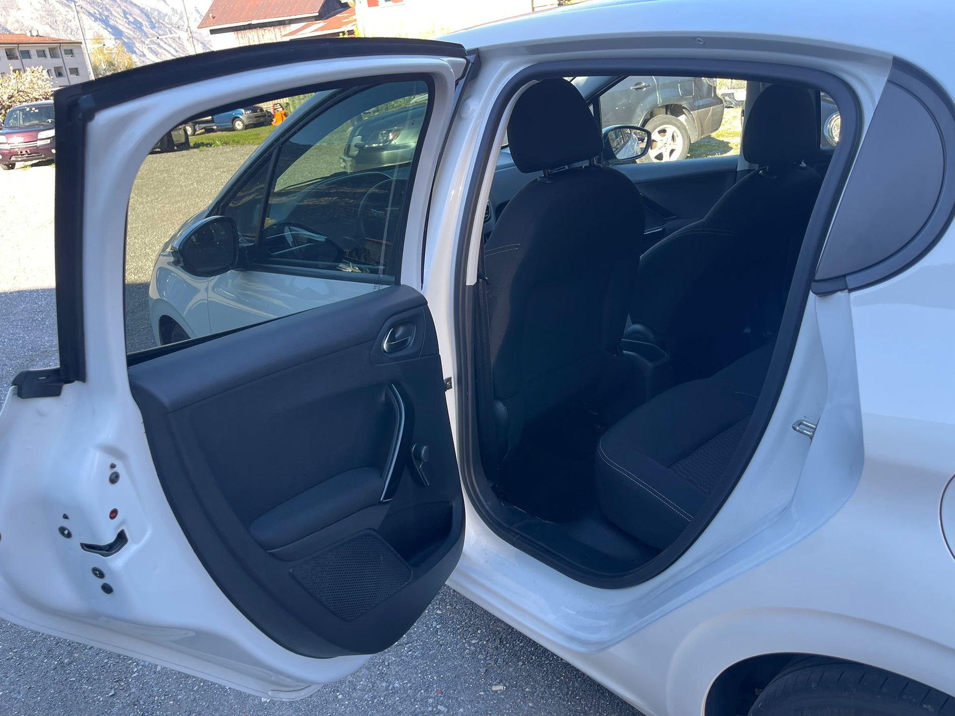 PEUGEOT 208 1.2 PureTech Allure-image-8
