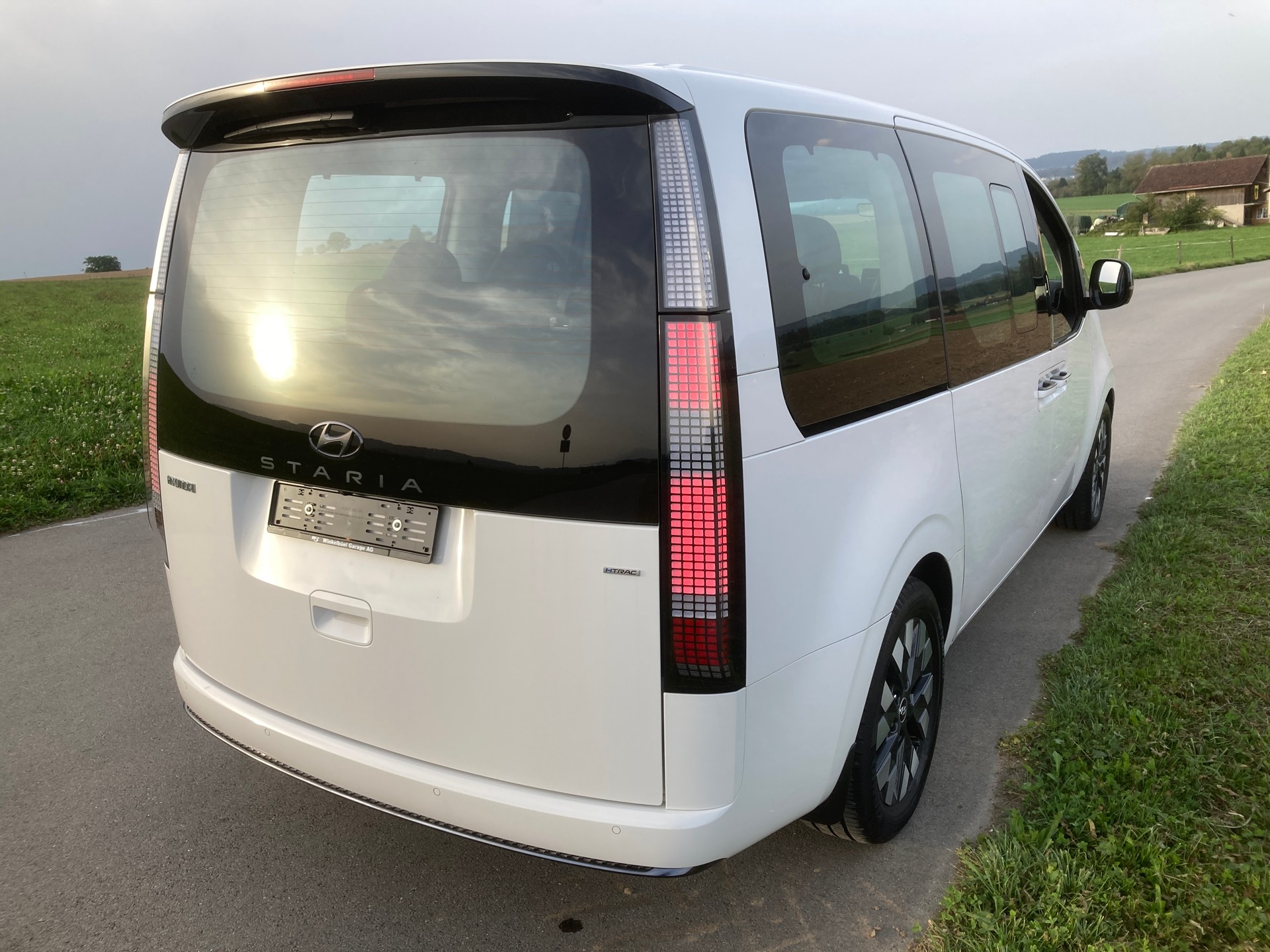 HYUNDAI Staria Premium 2.2 CRDi Vertex 4WD A-image-2
