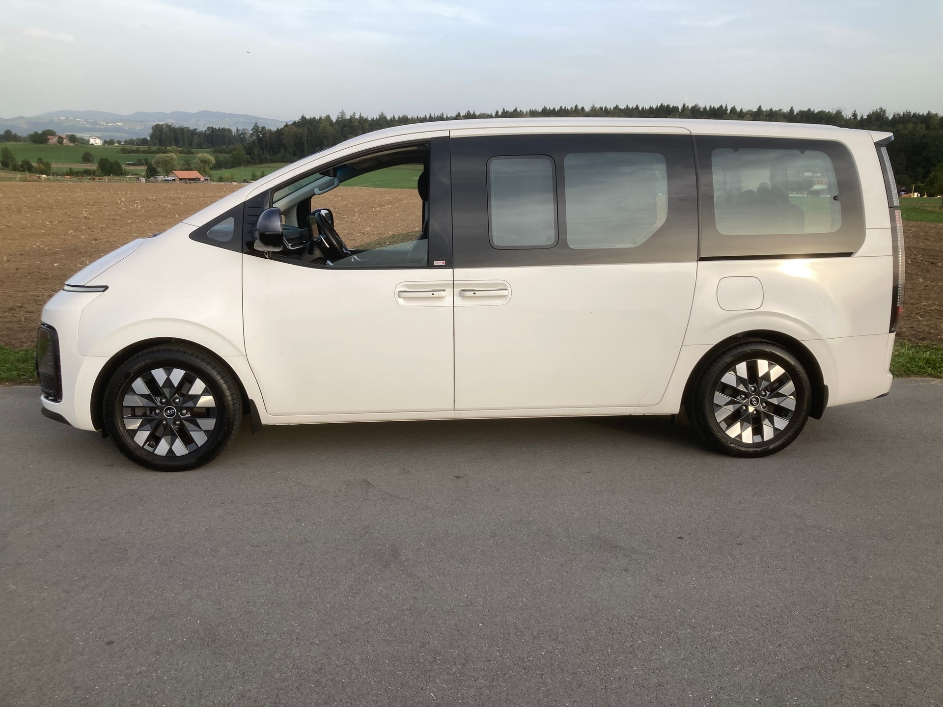HYUNDAI Staria Premium 2.2 CRDi Vertex 4WD A-image-4