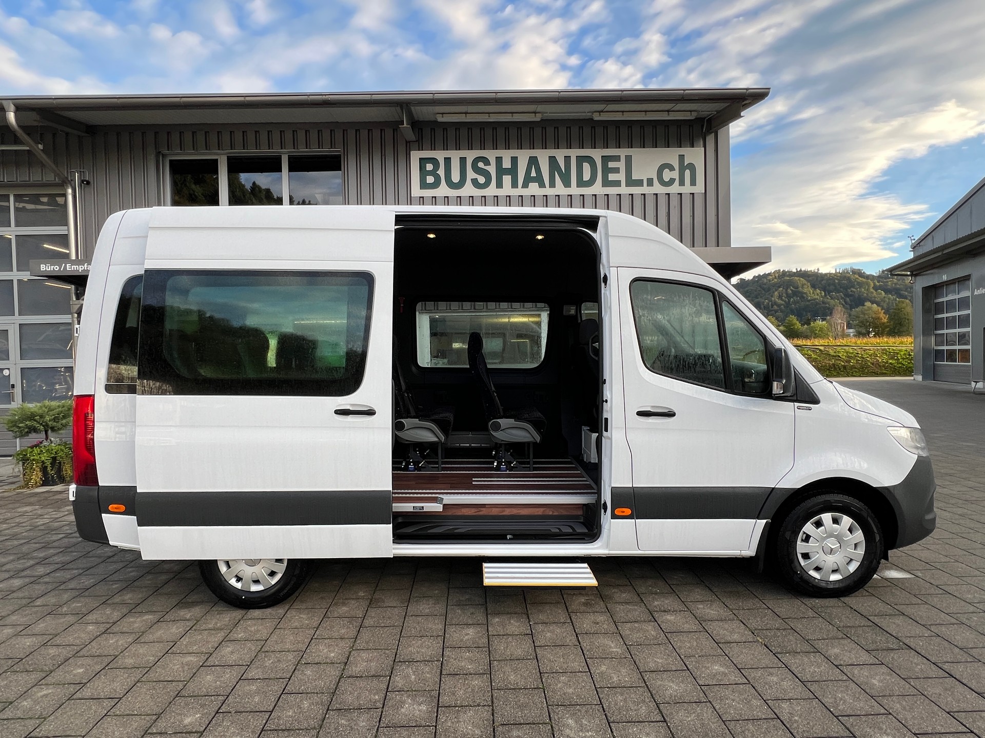 MERCEDES-BENZ Schulbus mit 20+1+1 = 22 Sitzplätzen-image-1