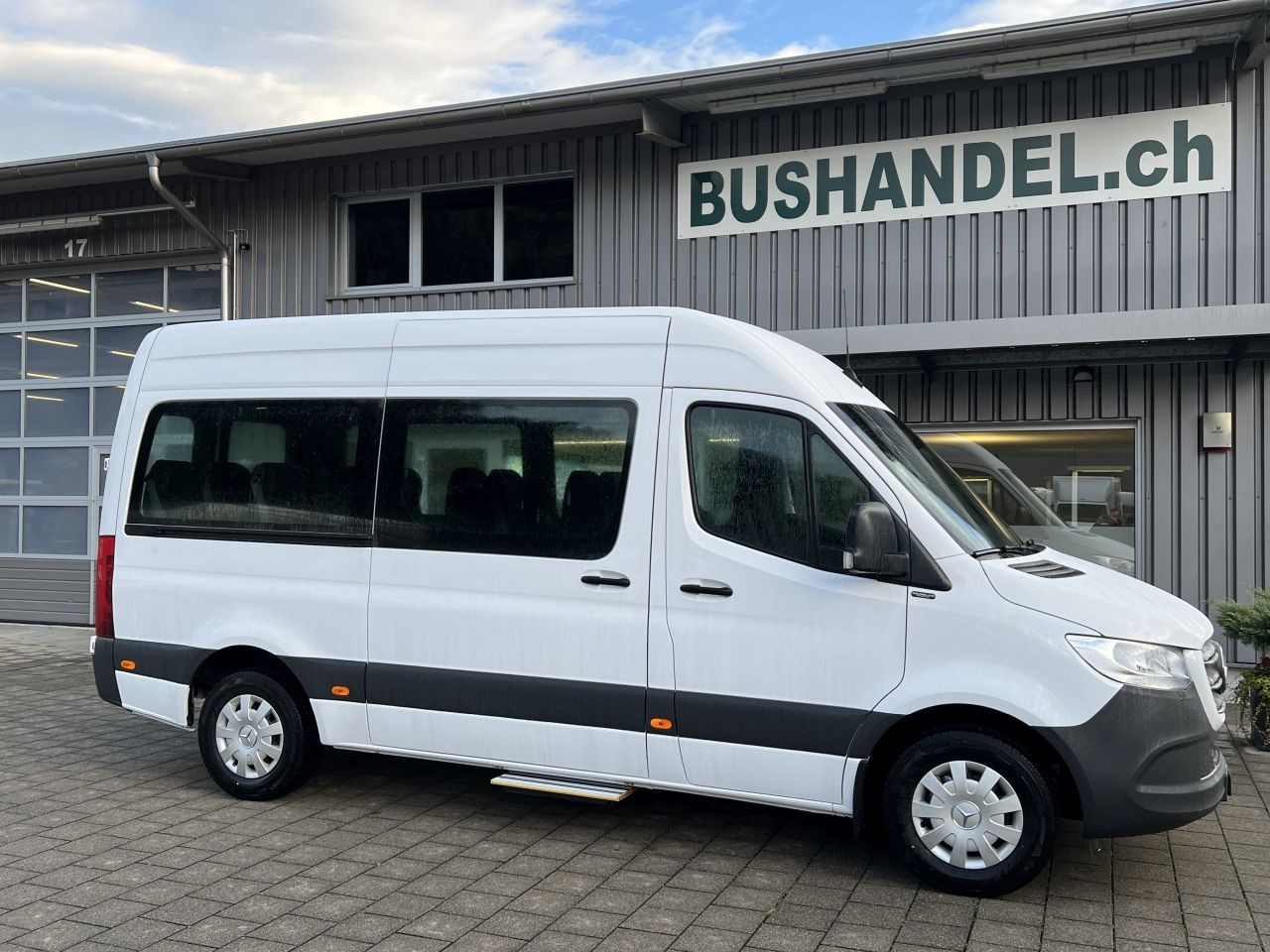 MERCEDES-BENZ Schulbus mit 20+1+1 = 22 Sitzplätzen