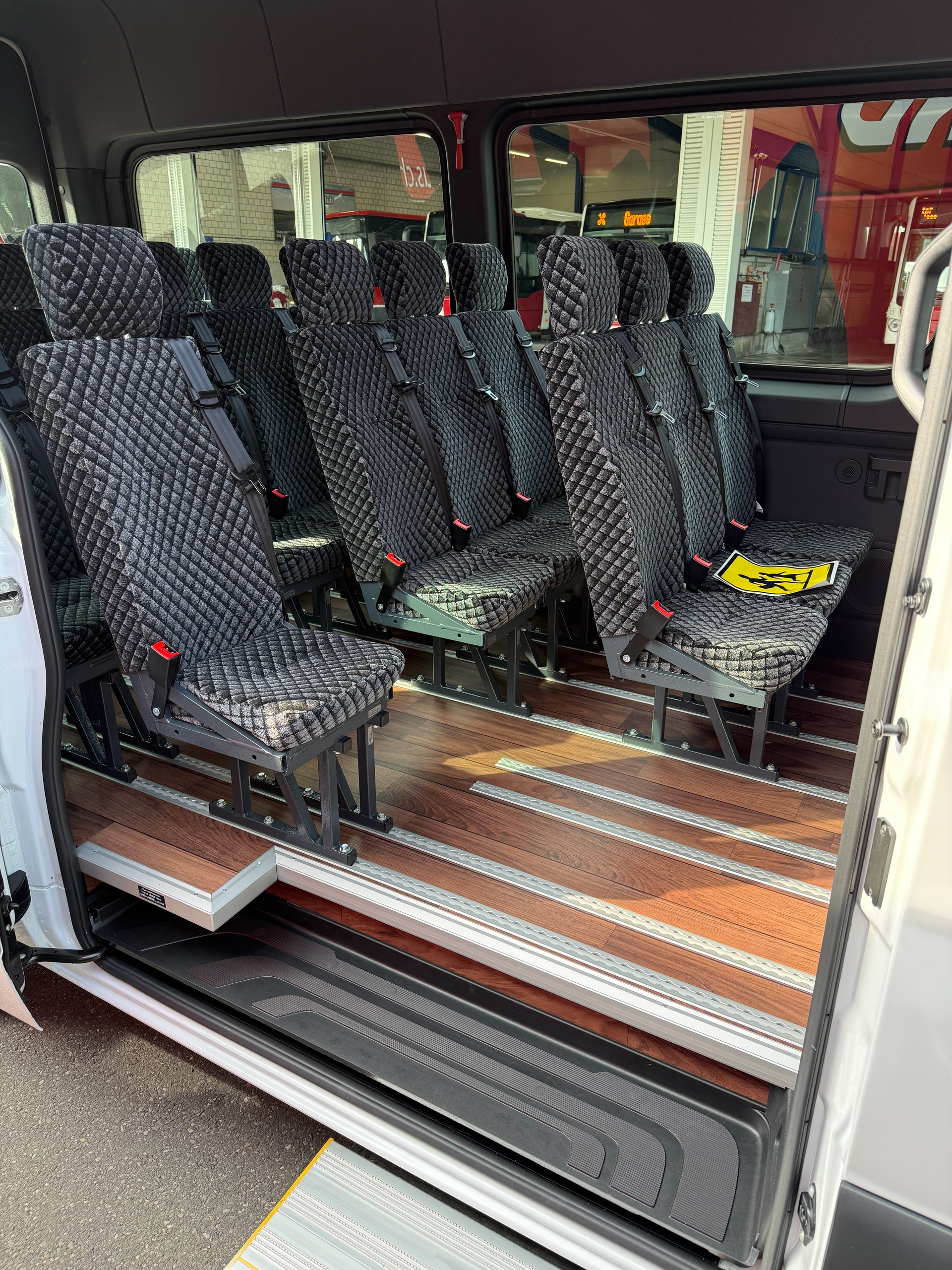 MERCEDES-BENZ Schulbus mit 20+1+1 = 22 Sitzplätzen-image-3