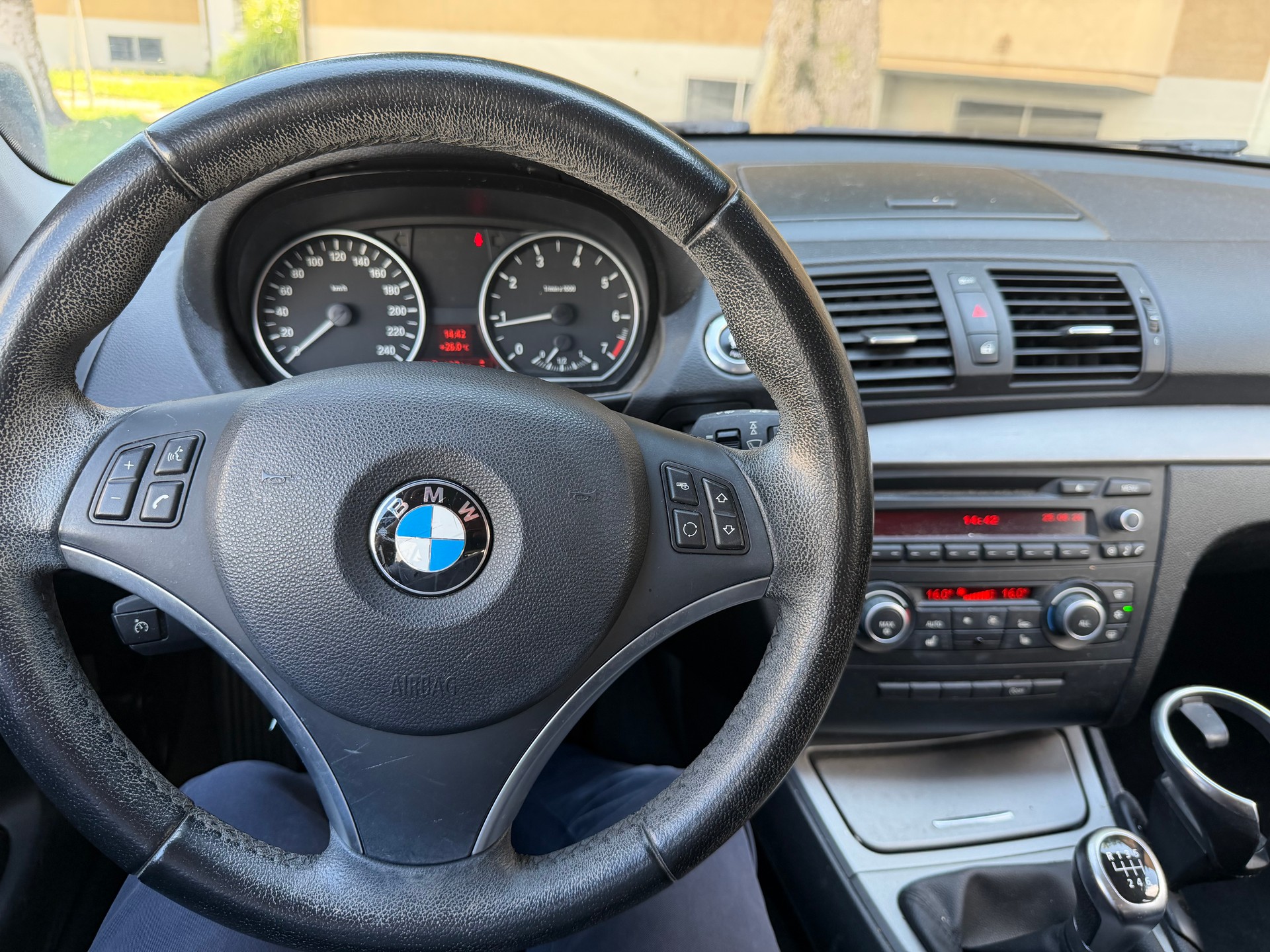 BMW 116i Dynamic Edition-image-10