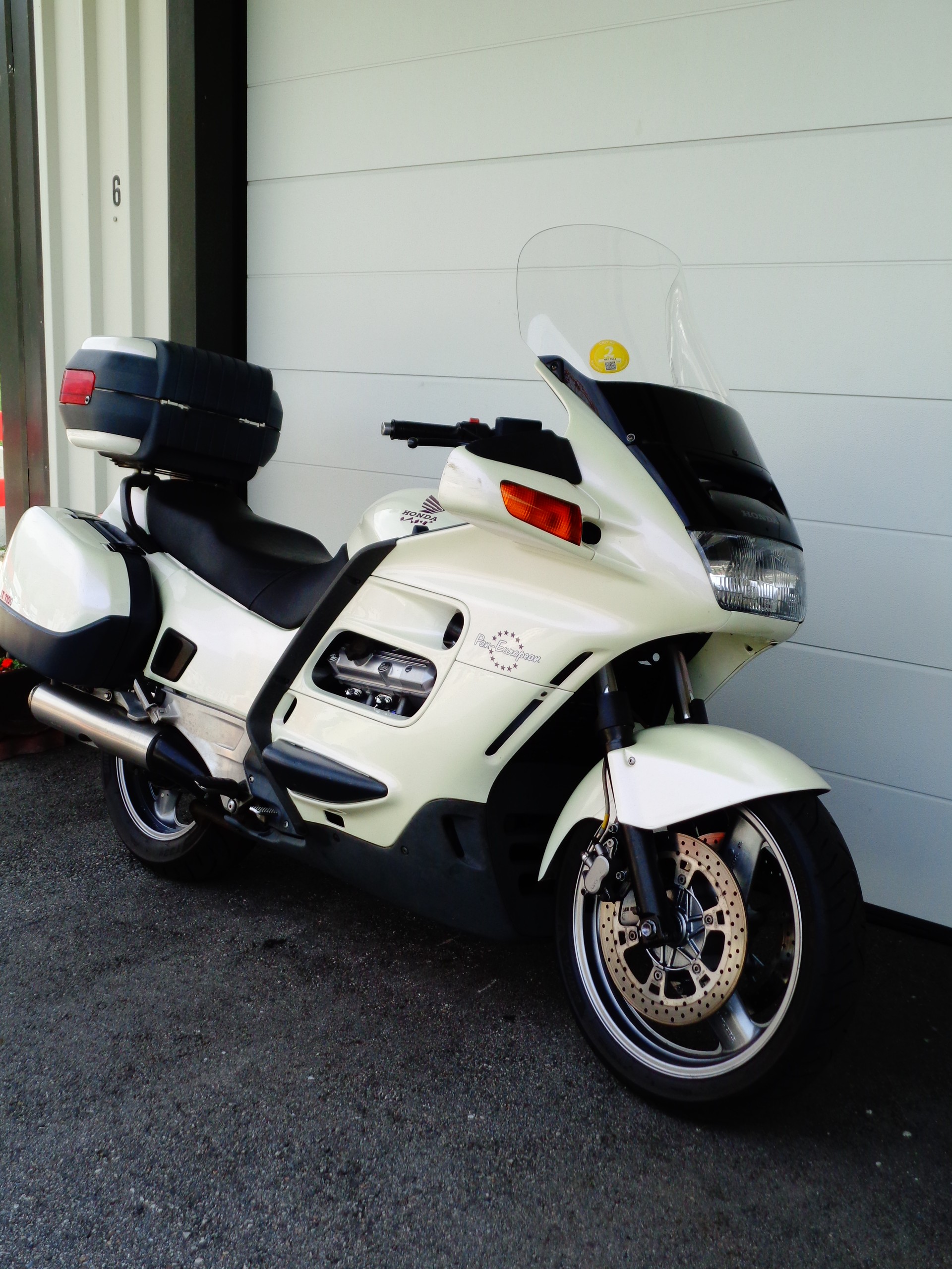 HONDA ST 1100 Pan-European-showroom-element-2