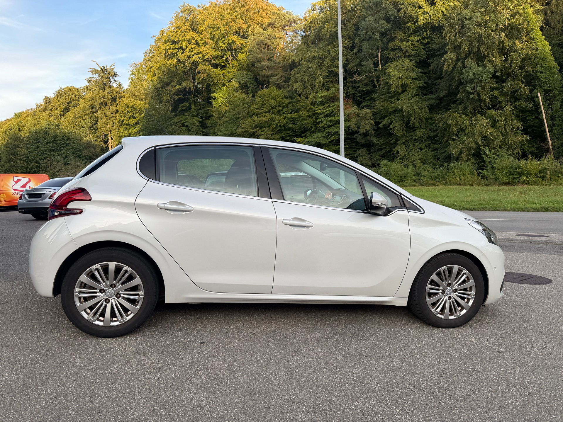 PEUGEOT 208 1.2 PureTech Tech Edition-image-2