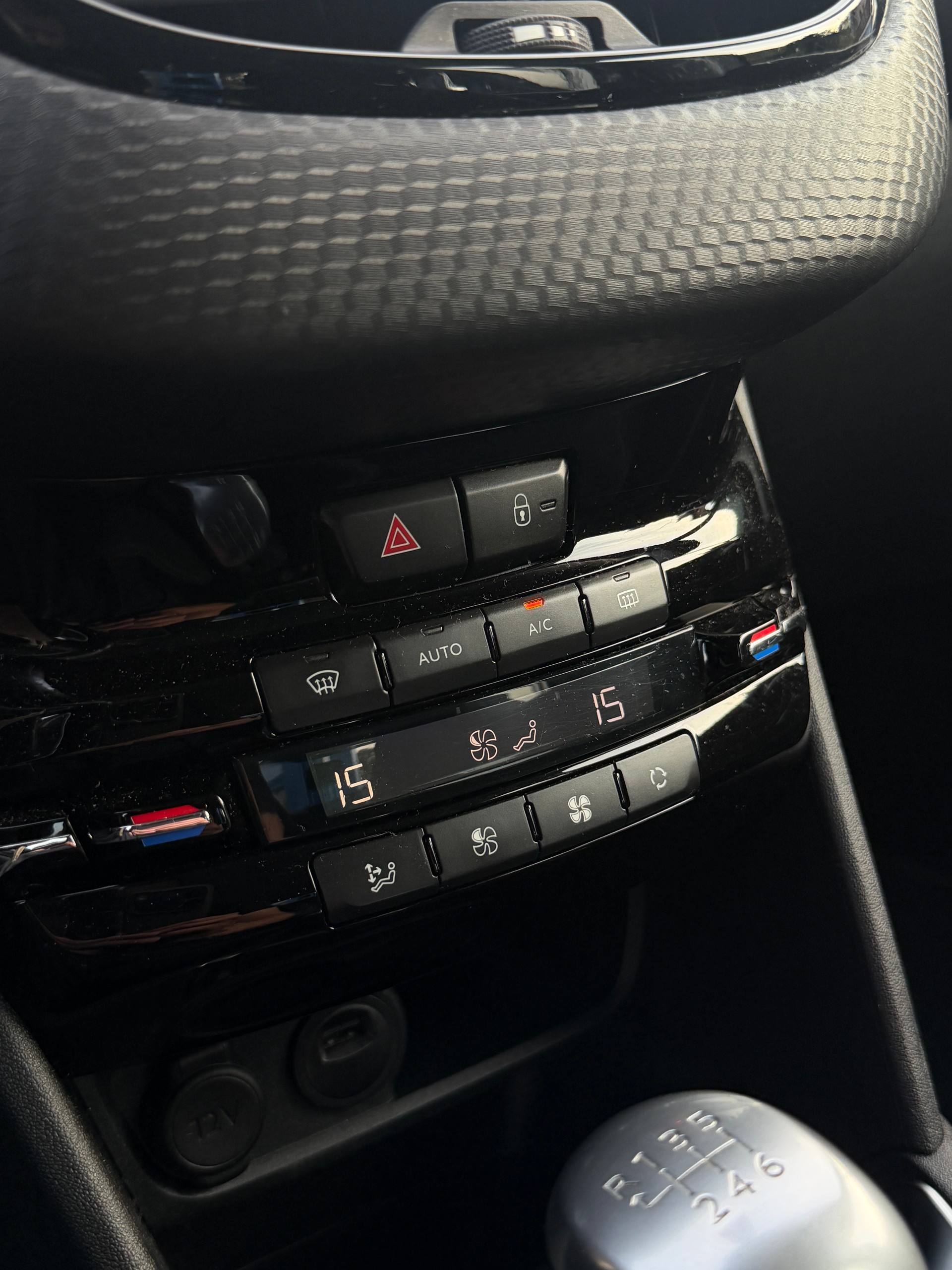 PEUGEOT 208 1.2 PureTech Tech Edition-image-14