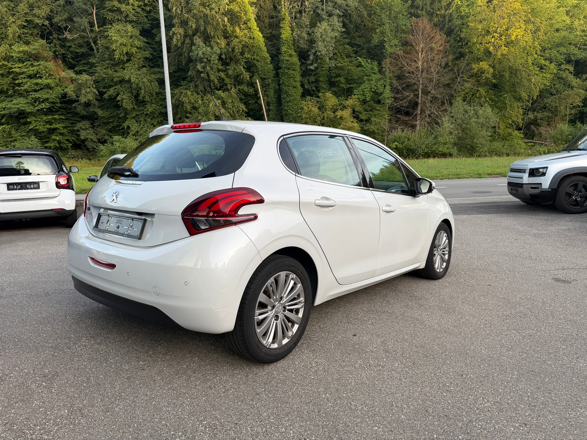 PEUGEOT 208 1.2 PureTech Tech Edition-image-3