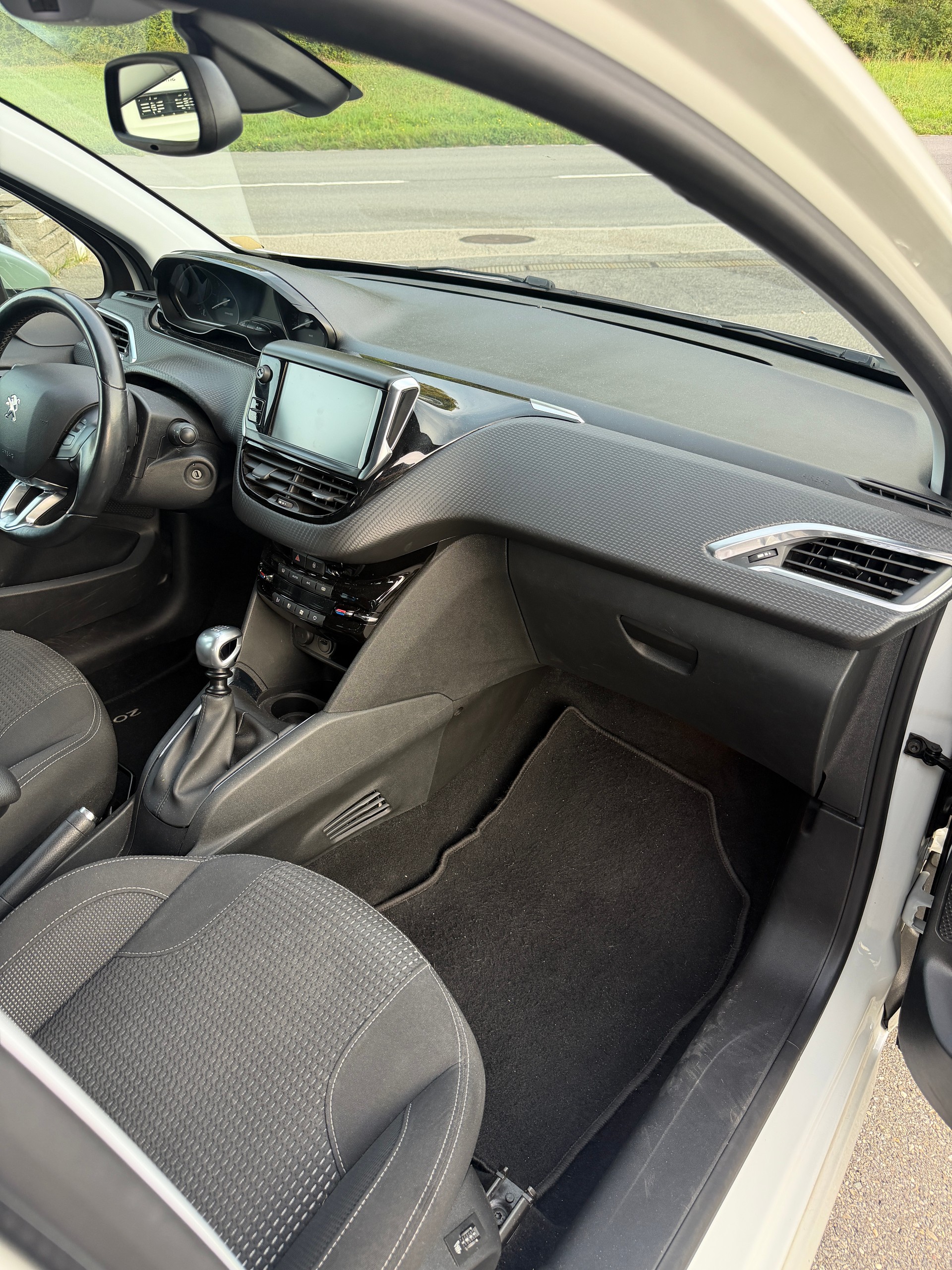 PEUGEOT 208 1.2 PureTech Tech Edition-image-9