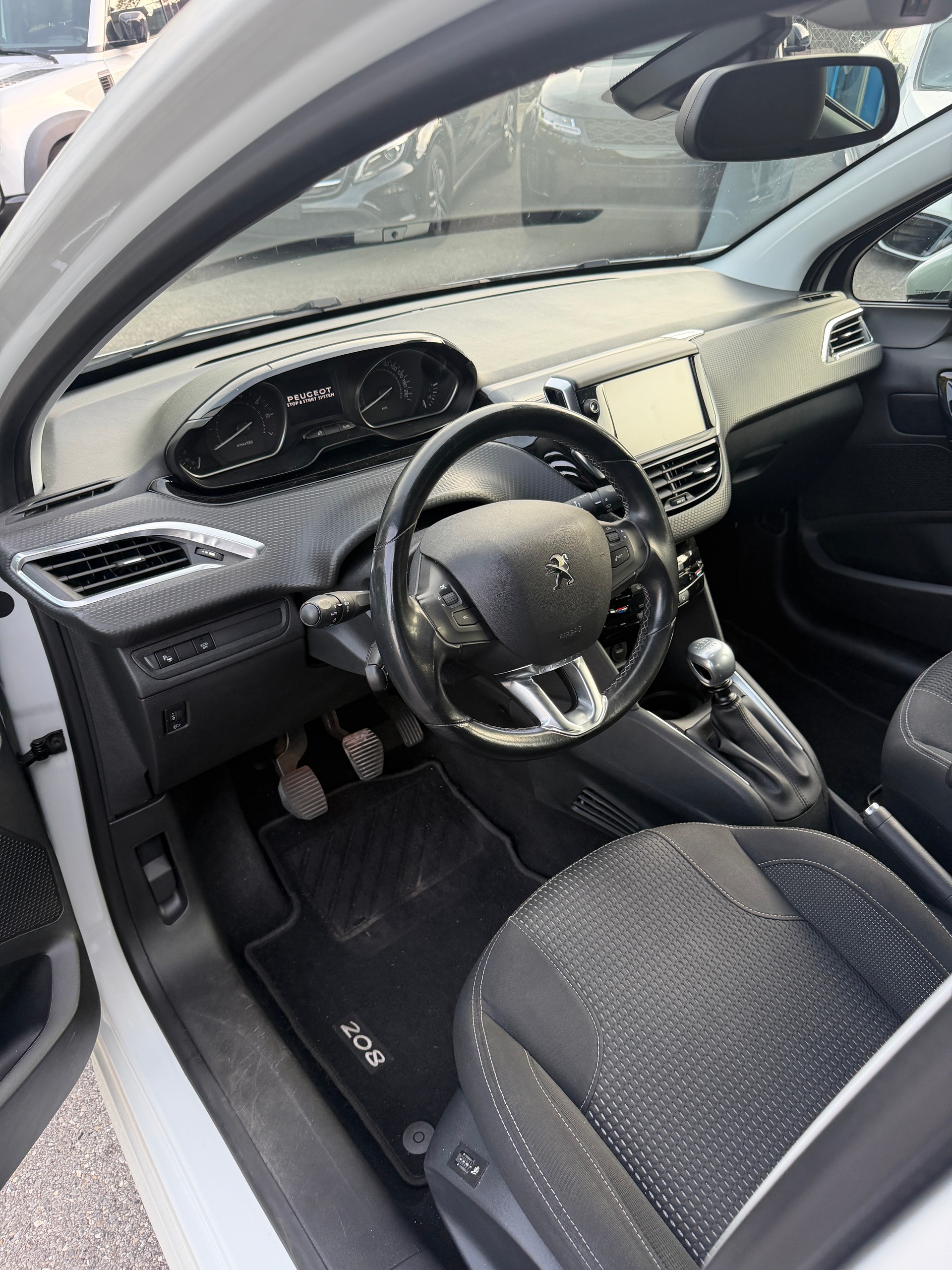 PEUGEOT 208 1.2 PureTech Tech Edition-image-6