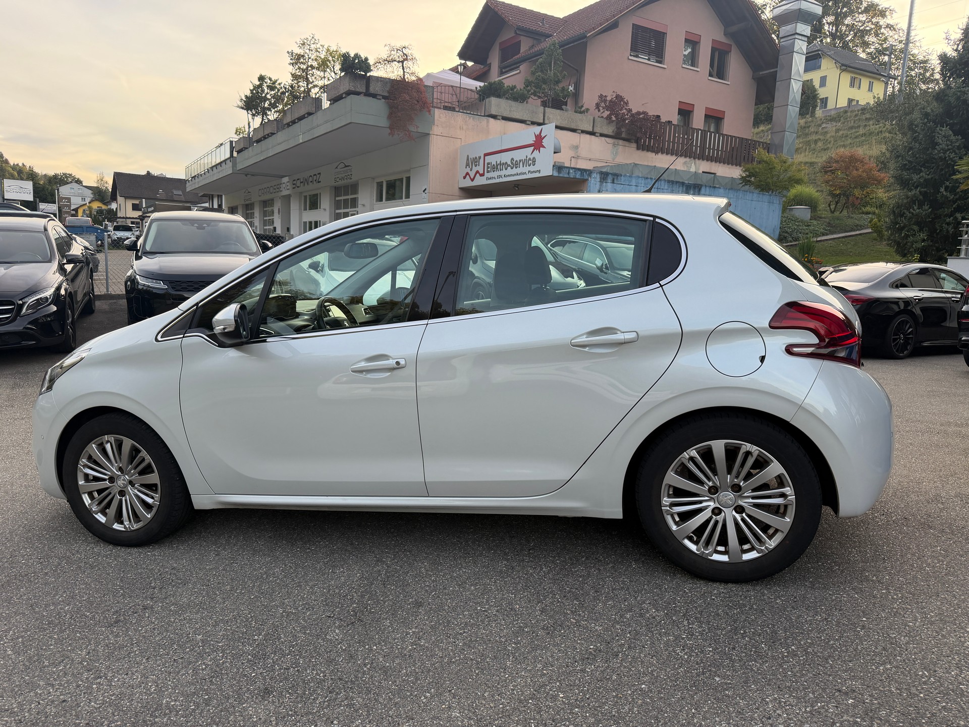 PEUGEOT 208 1.2 PureTech Tech Edition-image-5