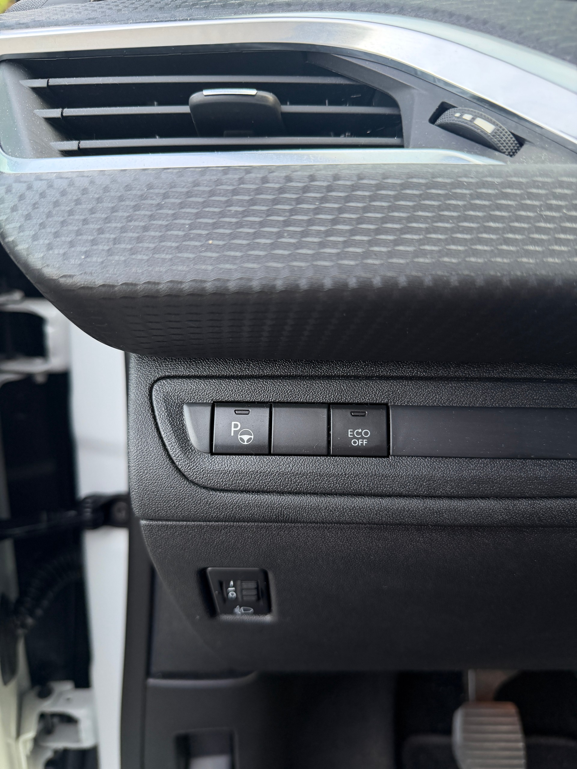 PEUGEOT 208 1.2 PureTech Tech Edition-image-15