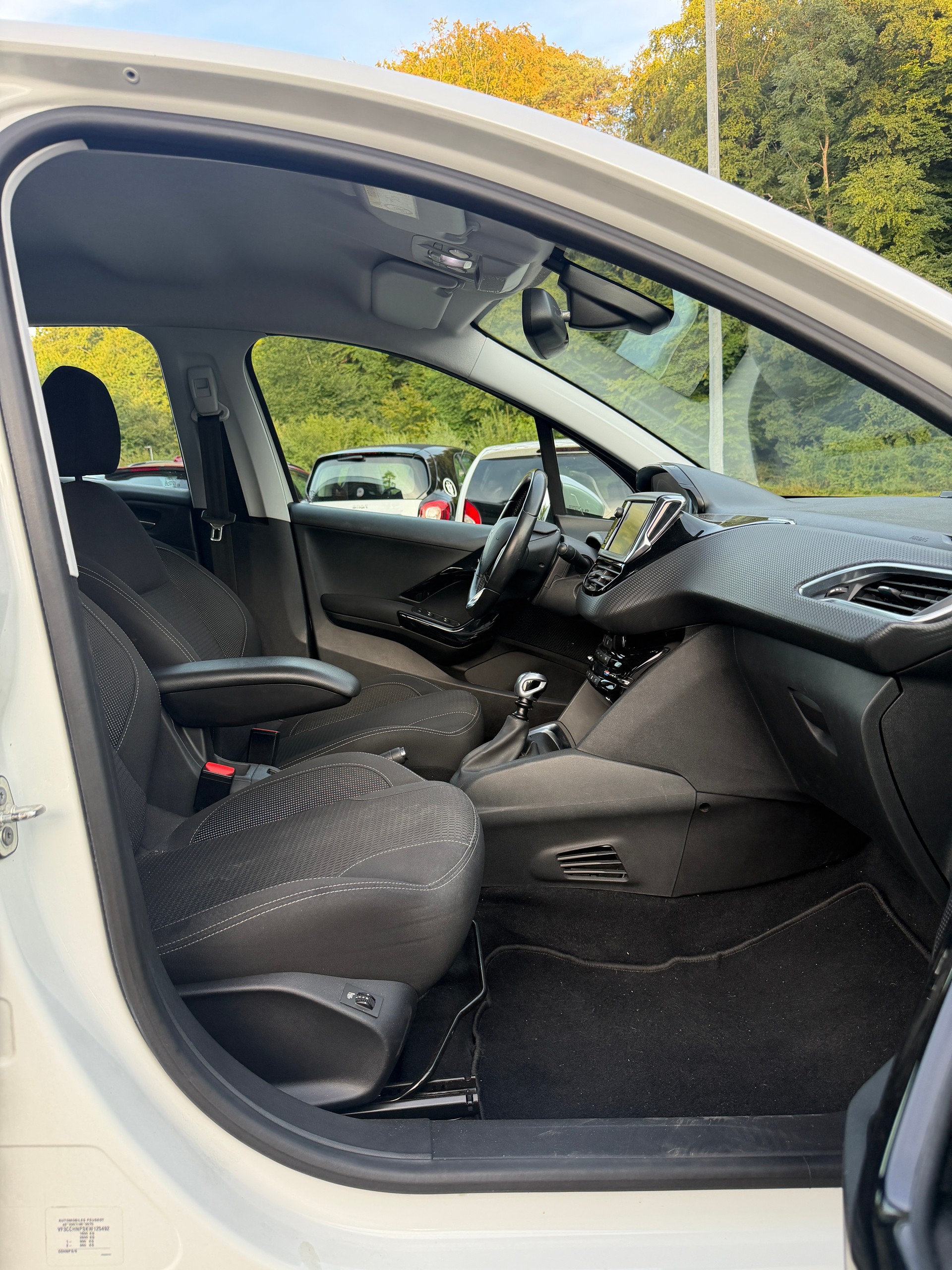 PEUGEOT 208 1.2 PureTech Tech Edition-image-10