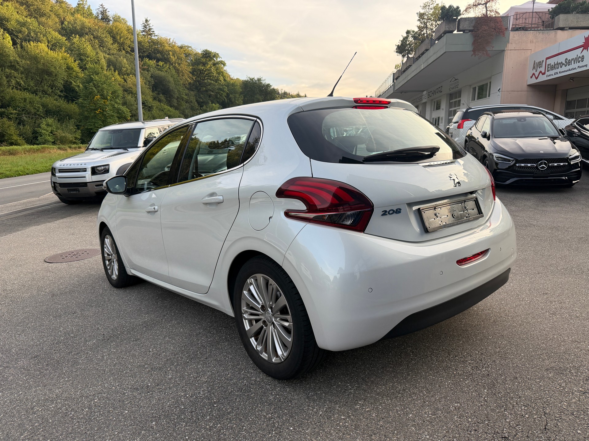 PEUGEOT 208 1.2 PureTech Tech Edition-image-4