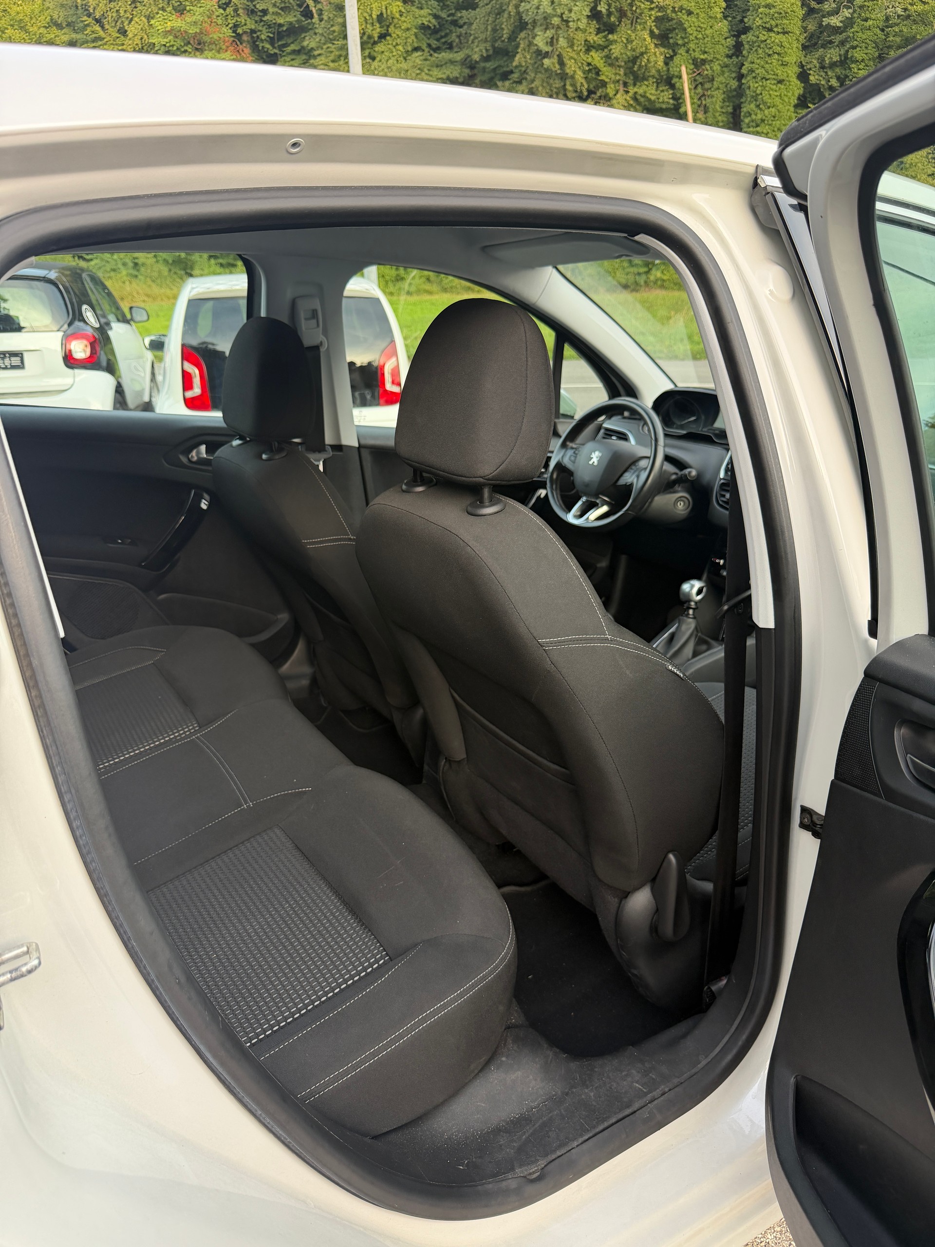 PEUGEOT 208 1.2 PureTech Tech Edition-image-11