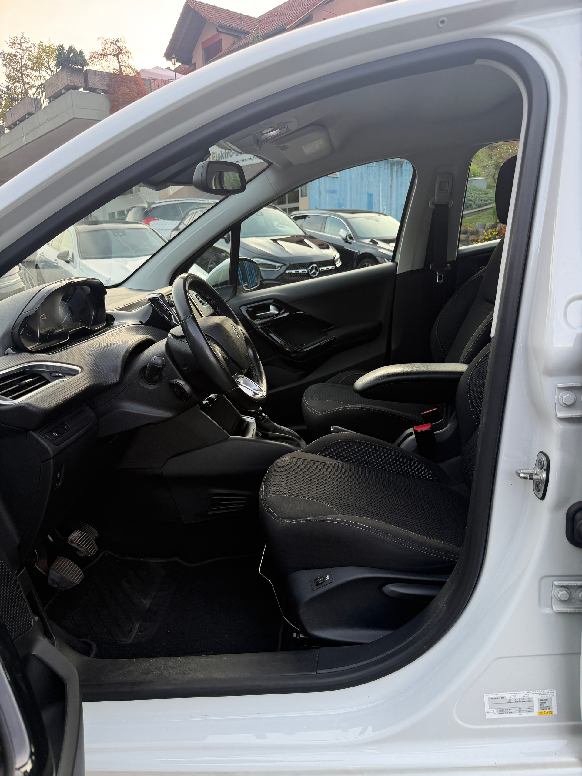 PEUGEOT 208 1.2 PureTech Tech Edition-image-7
