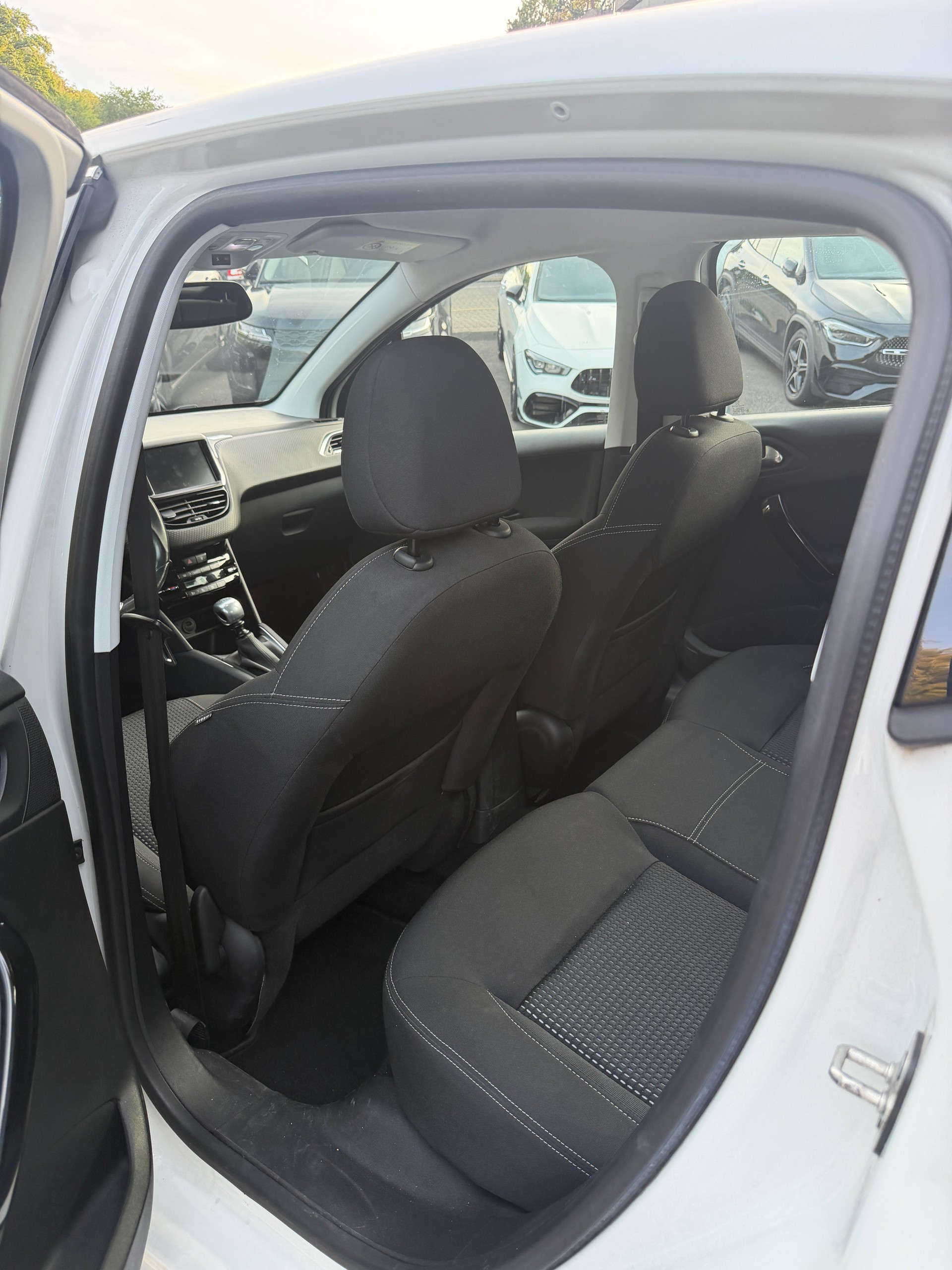 PEUGEOT 208 1.2 PureTech Tech Edition-image-8