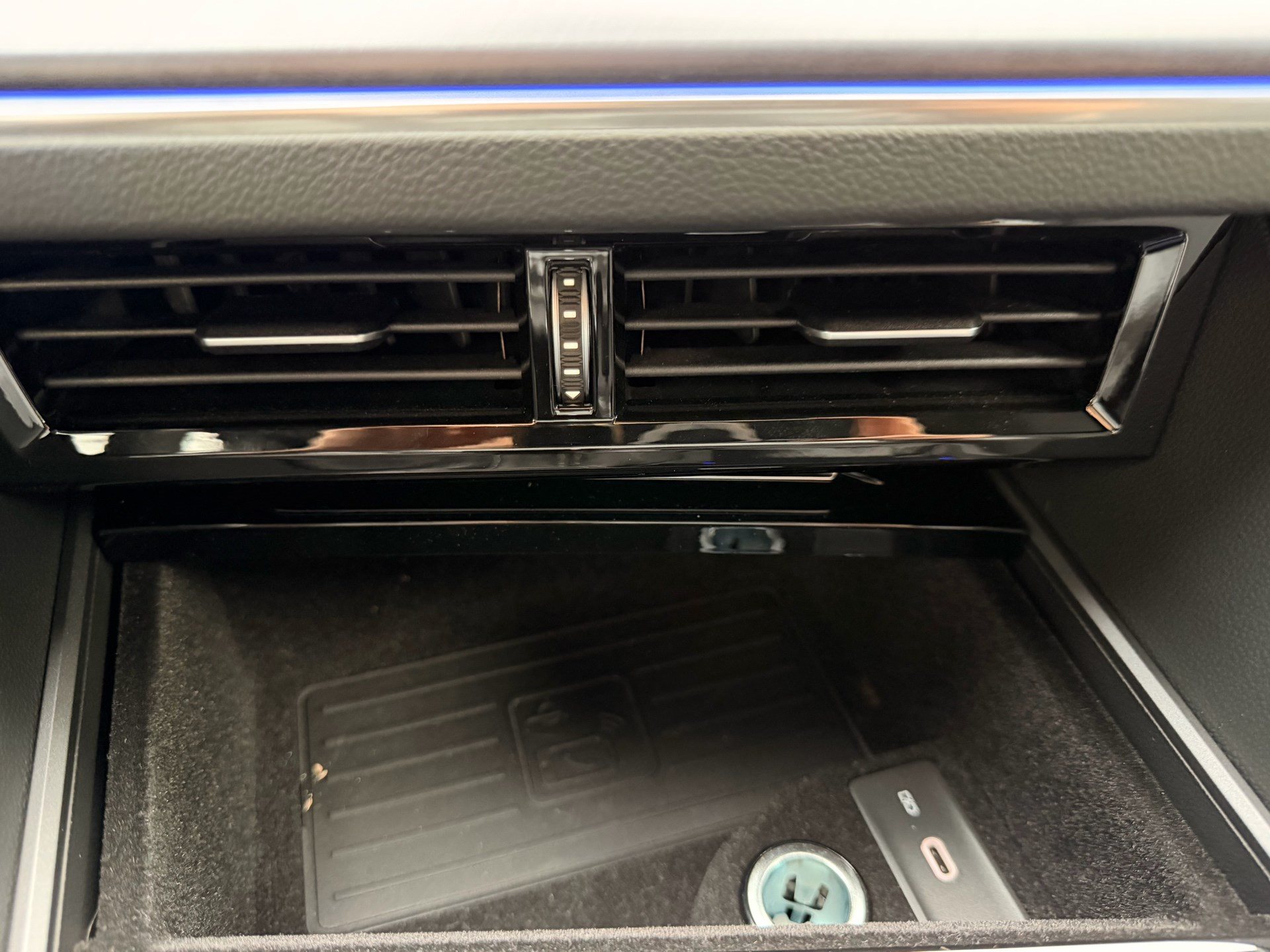 VW Touareg R 3.0 TSI eHYBRID 462 PS 4MOTION-image-19
