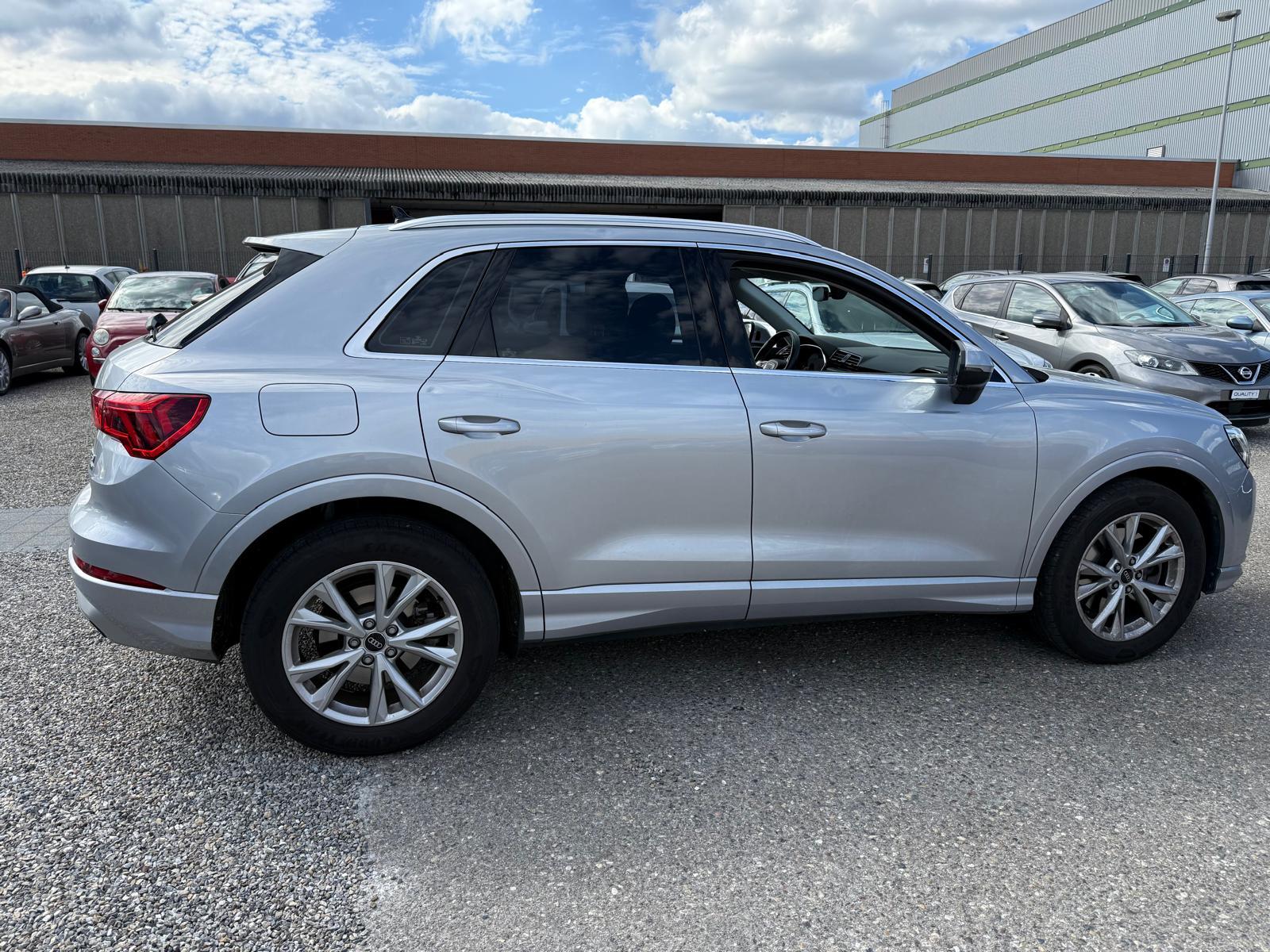 AUDI Q3 2.0 40 TFSI S line quattro S-Tronic-image-8