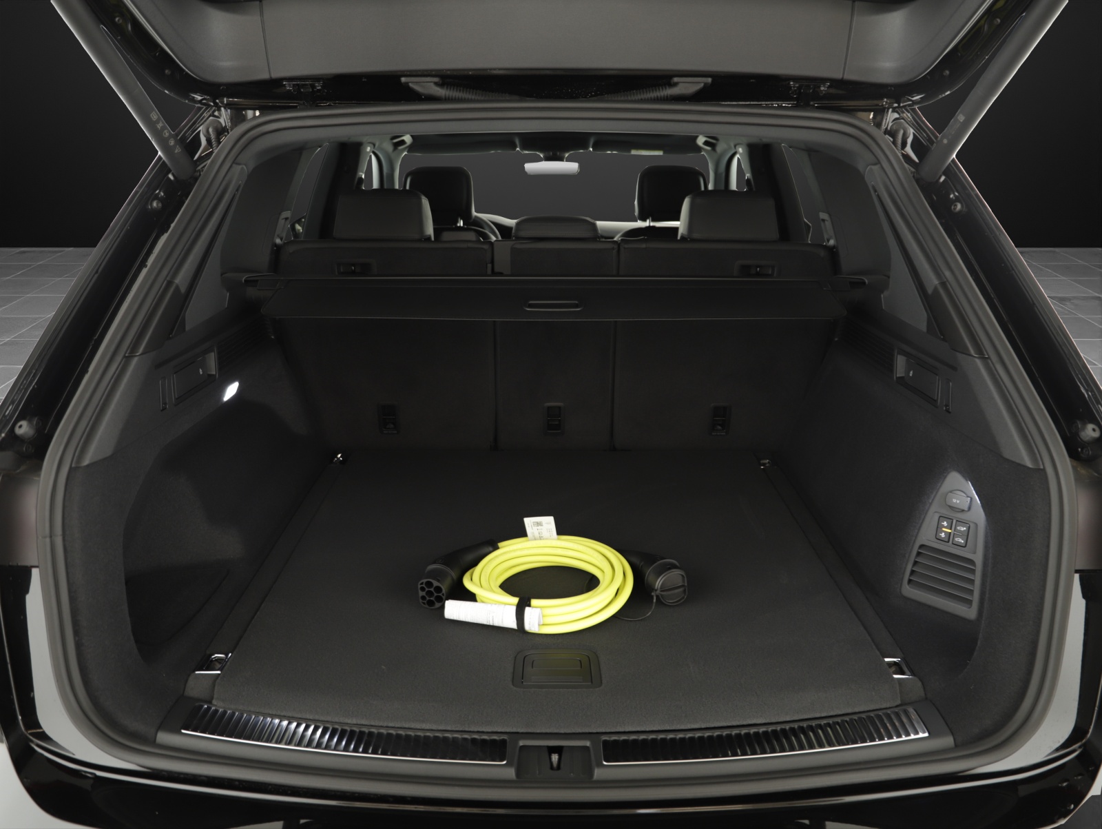 VW Touareg 3.0 TSI eHybrid R Final Edition Tiptronic-image-11