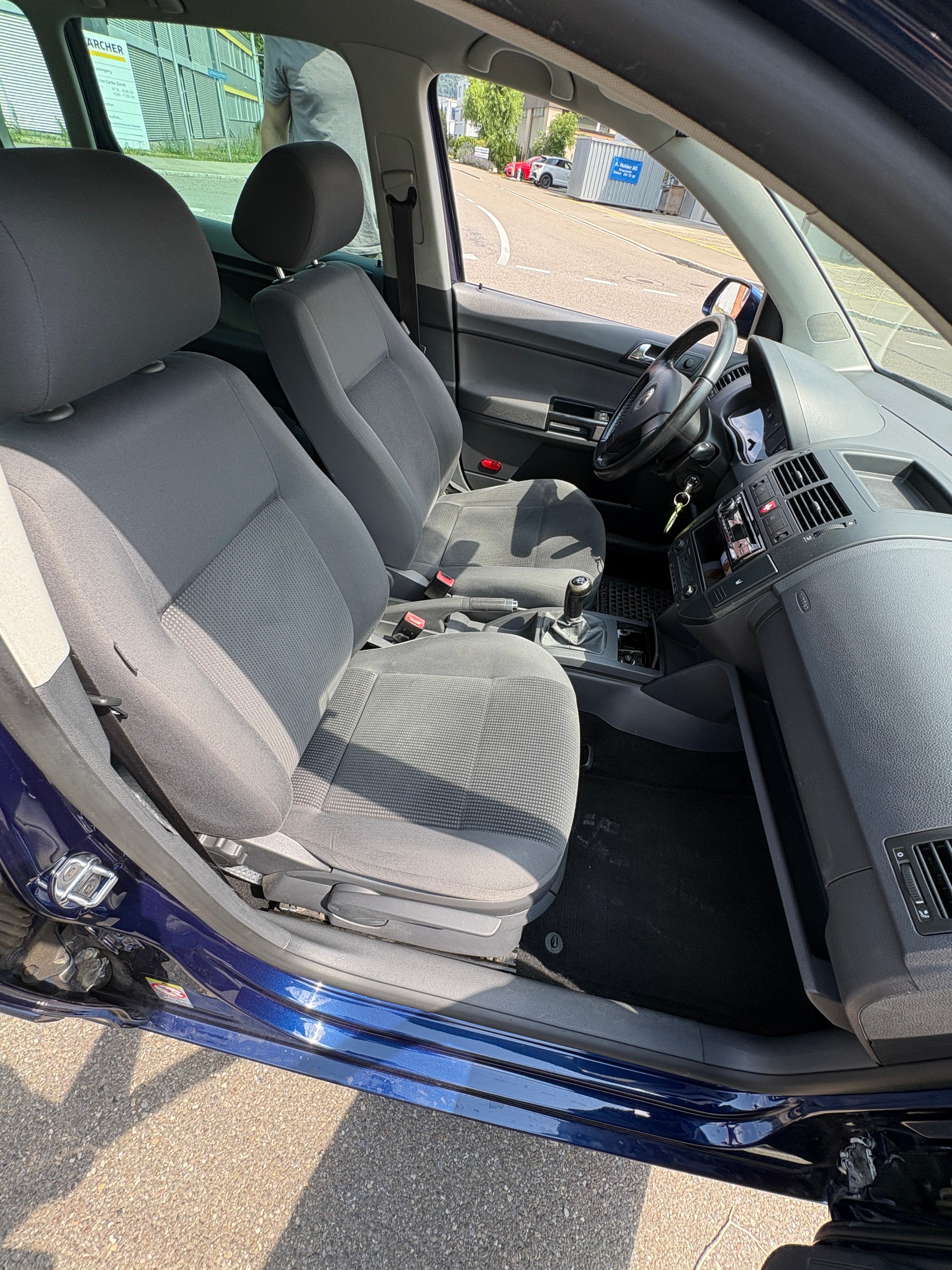 VW 1.9 TDI DPF 100 Trendline-image-4