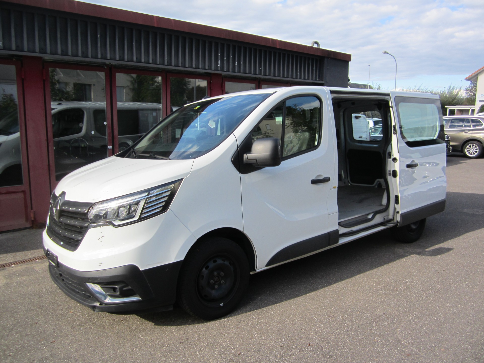 RENAULT Trafic 2.0 Blue dCi 130 Business L1H1-image-2