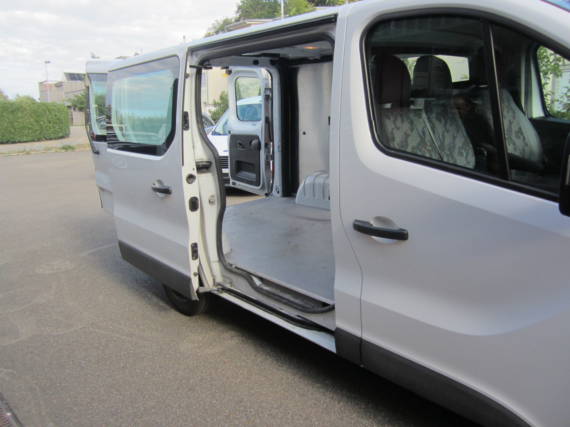 RENAULT Trafic 2.0 Blue dCi 130 Business L1H1-image-7