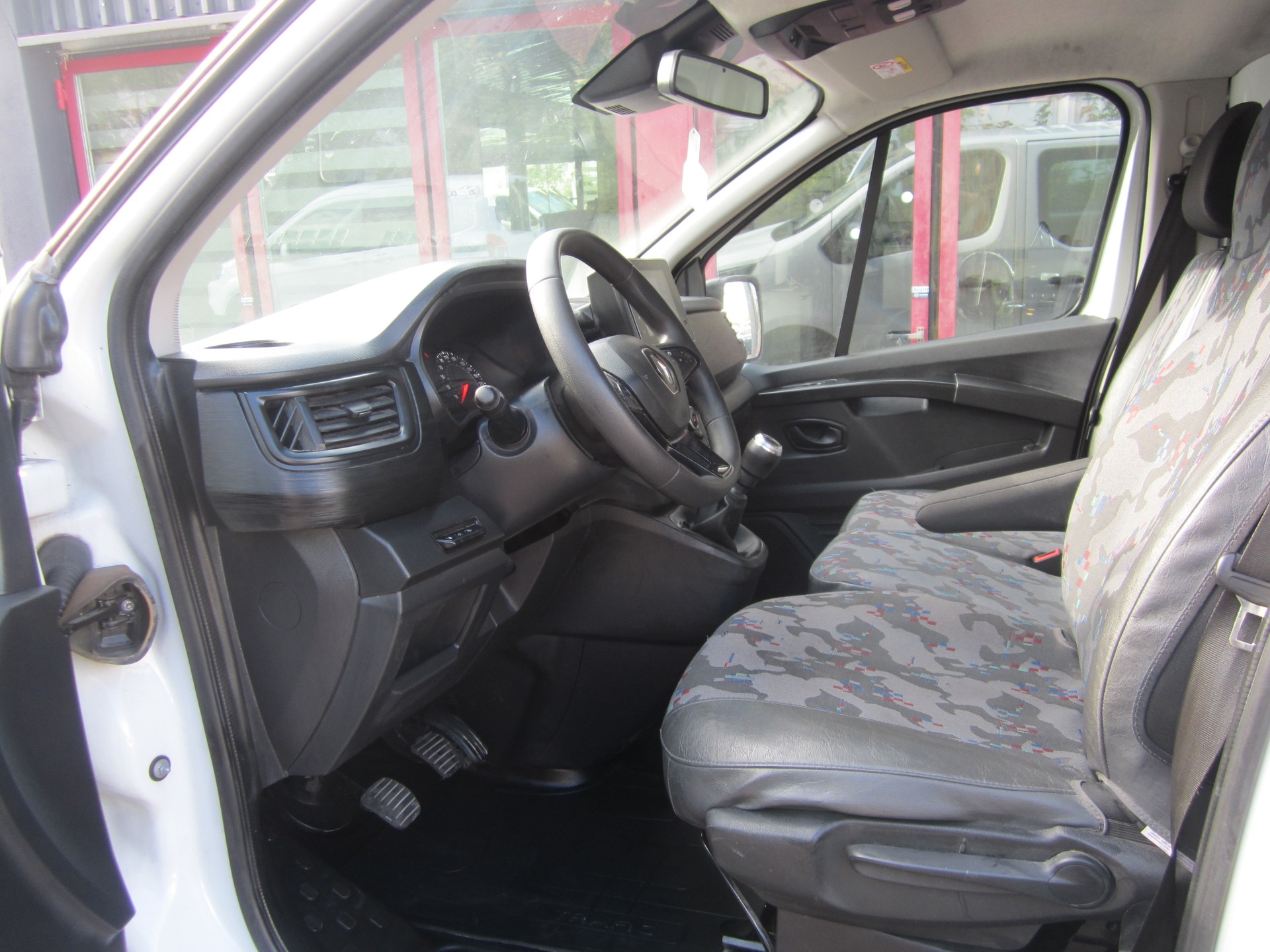 RENAULT Trafic 2.0 Blue dCi 130 Business L1H1-image-14
