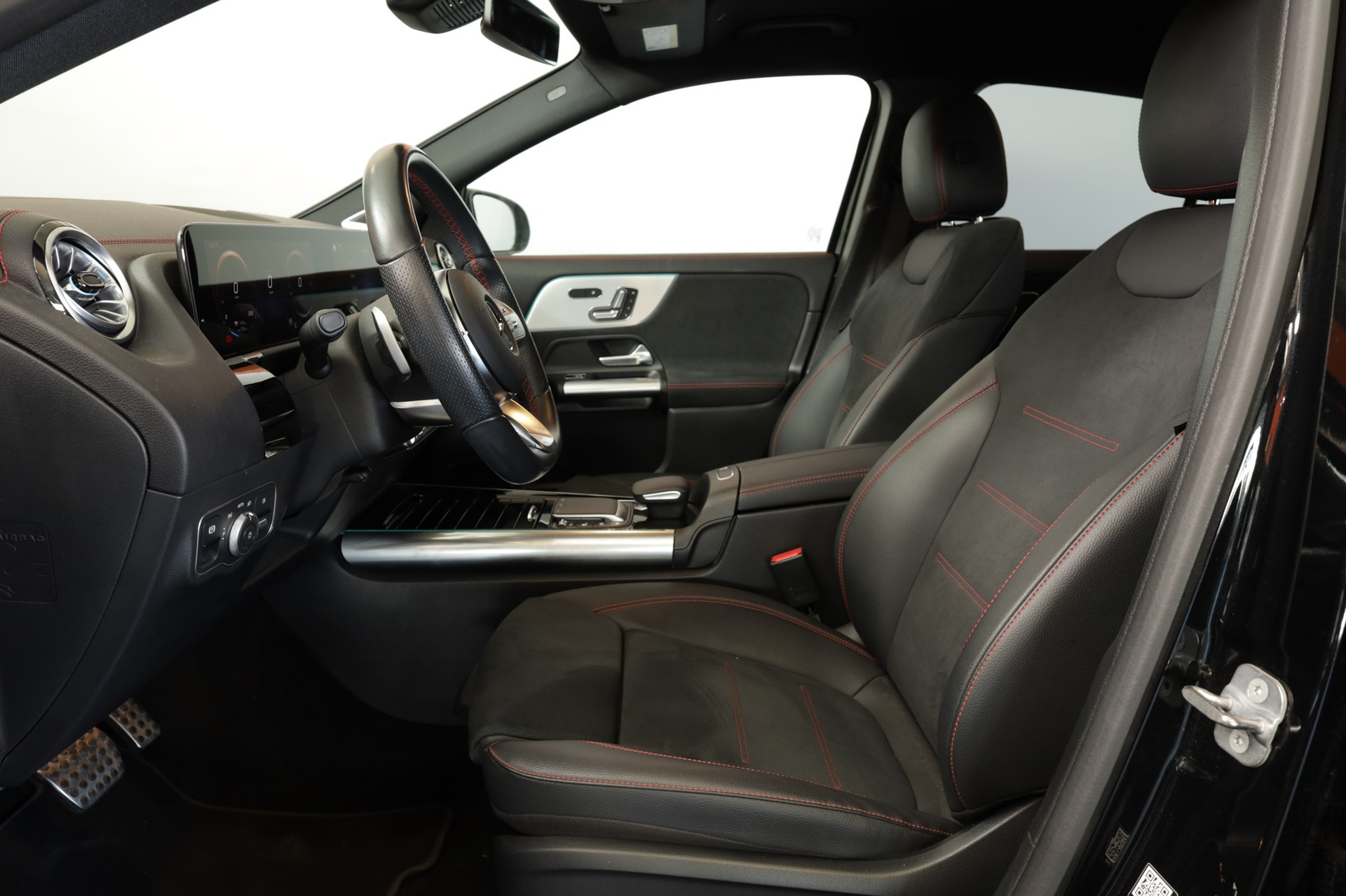 MERCEDES-BENZ EQA 300 4Matic Swiss Star AMG Line-image-11
