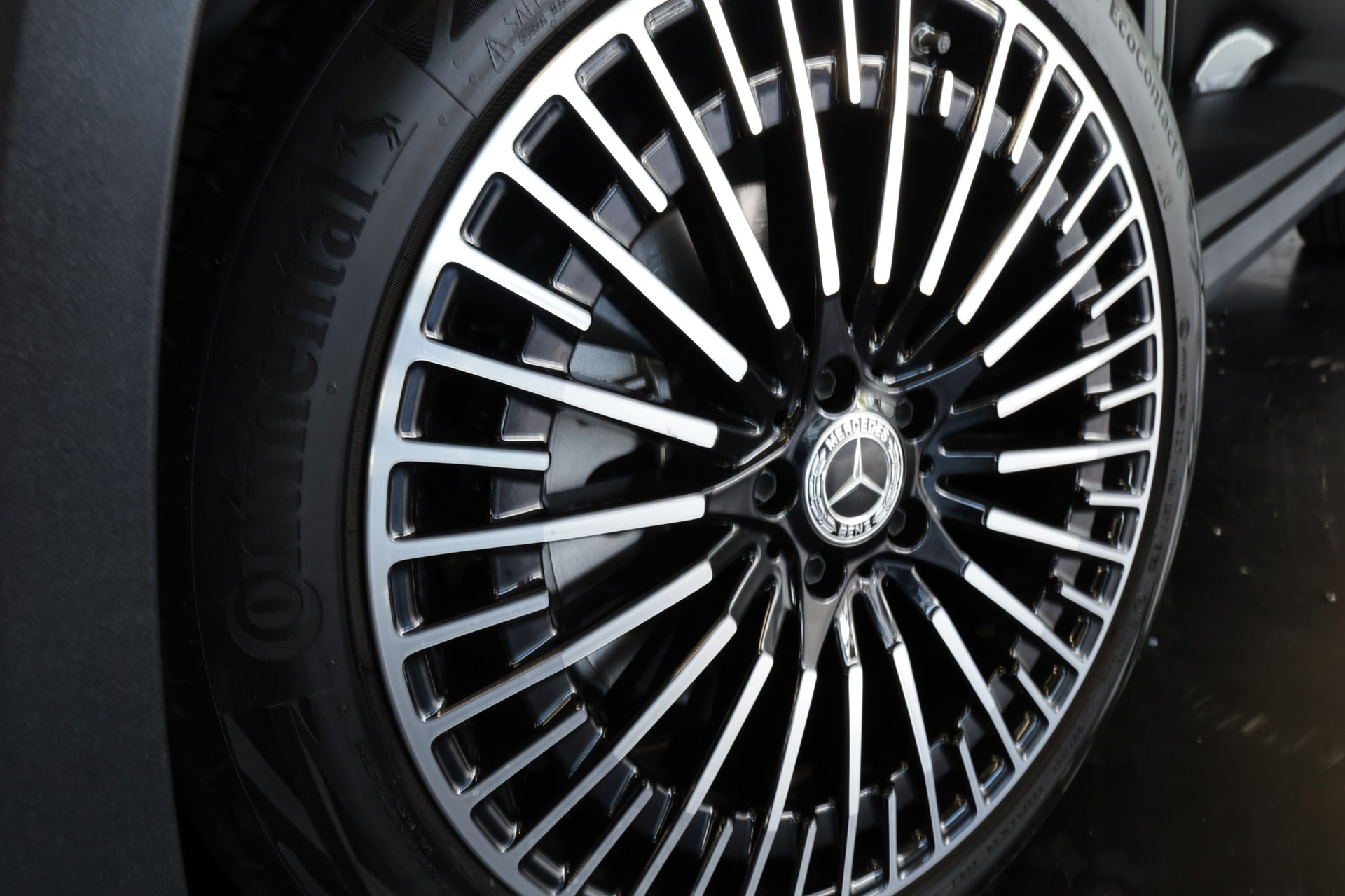 MERCEDES-BENZ EQA 300 4Matic Swiss Star AMG Line-image-9