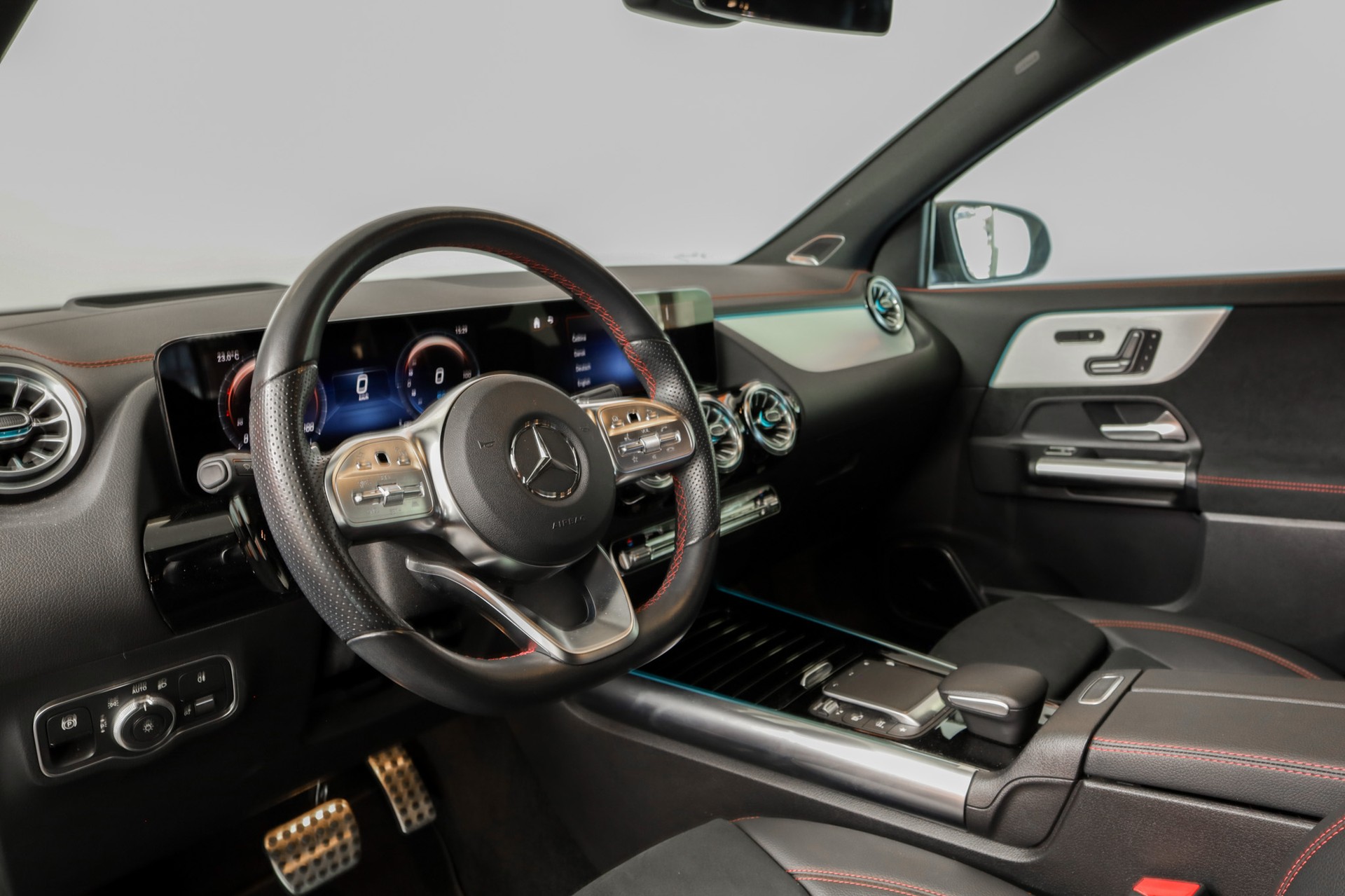 MERCEDES-BENZ EQA 300 4Matic Swiss Star AMG Line-image-13