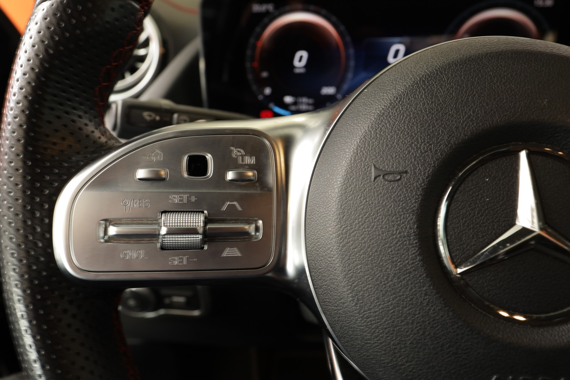 MERCEDES-BENZ EQA 300 4Matic Swiss Star AMG Line-image-16
