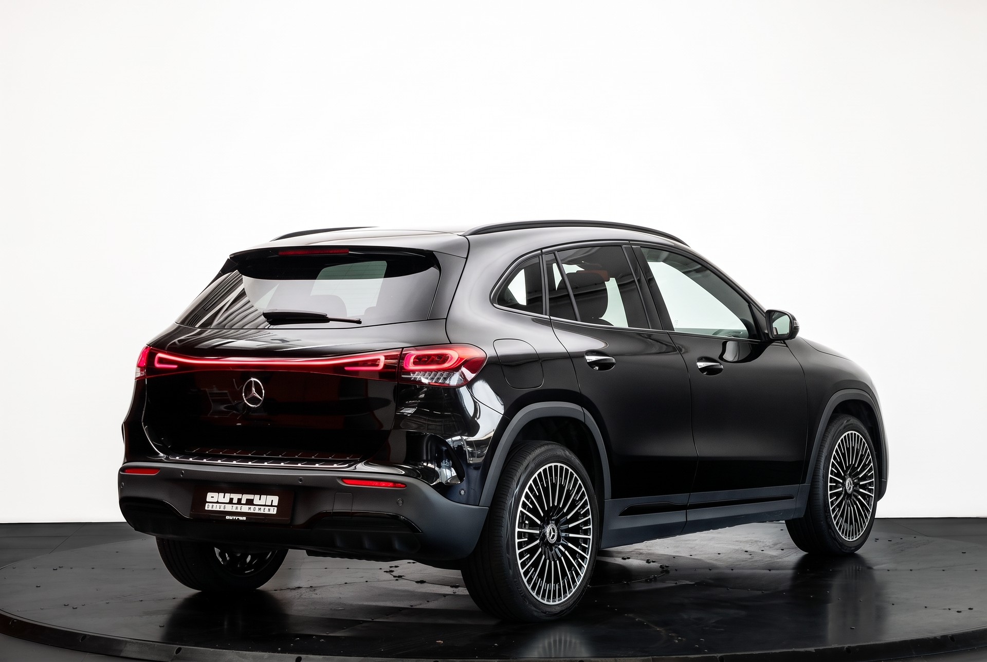 MERCEDES-BENZ EQA 300 4Matic Swiss Star AMG Line-image-5