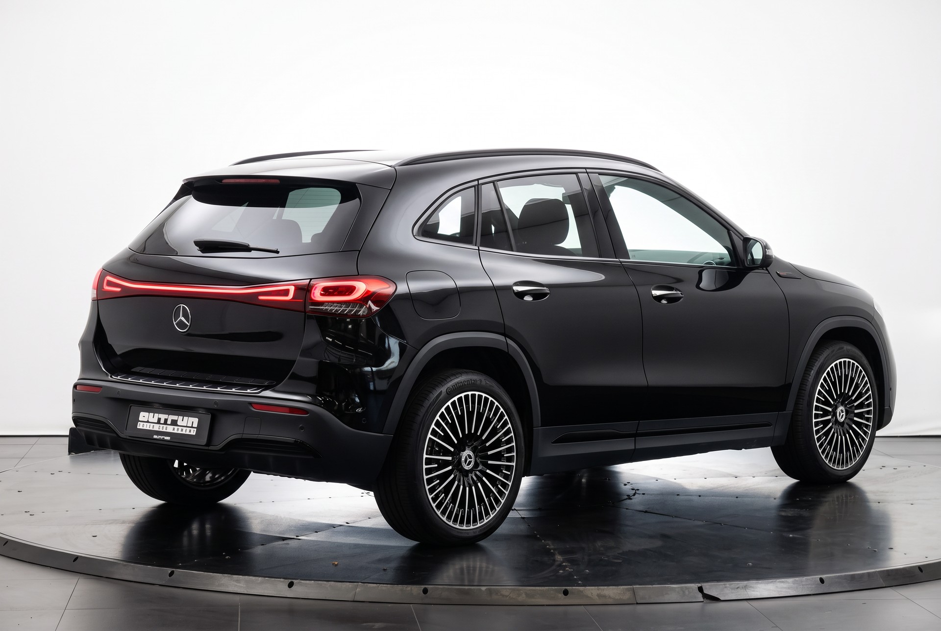 MERCEDES-BENZ EQA 300 4Matic Swiss Star AMG Line-image-6