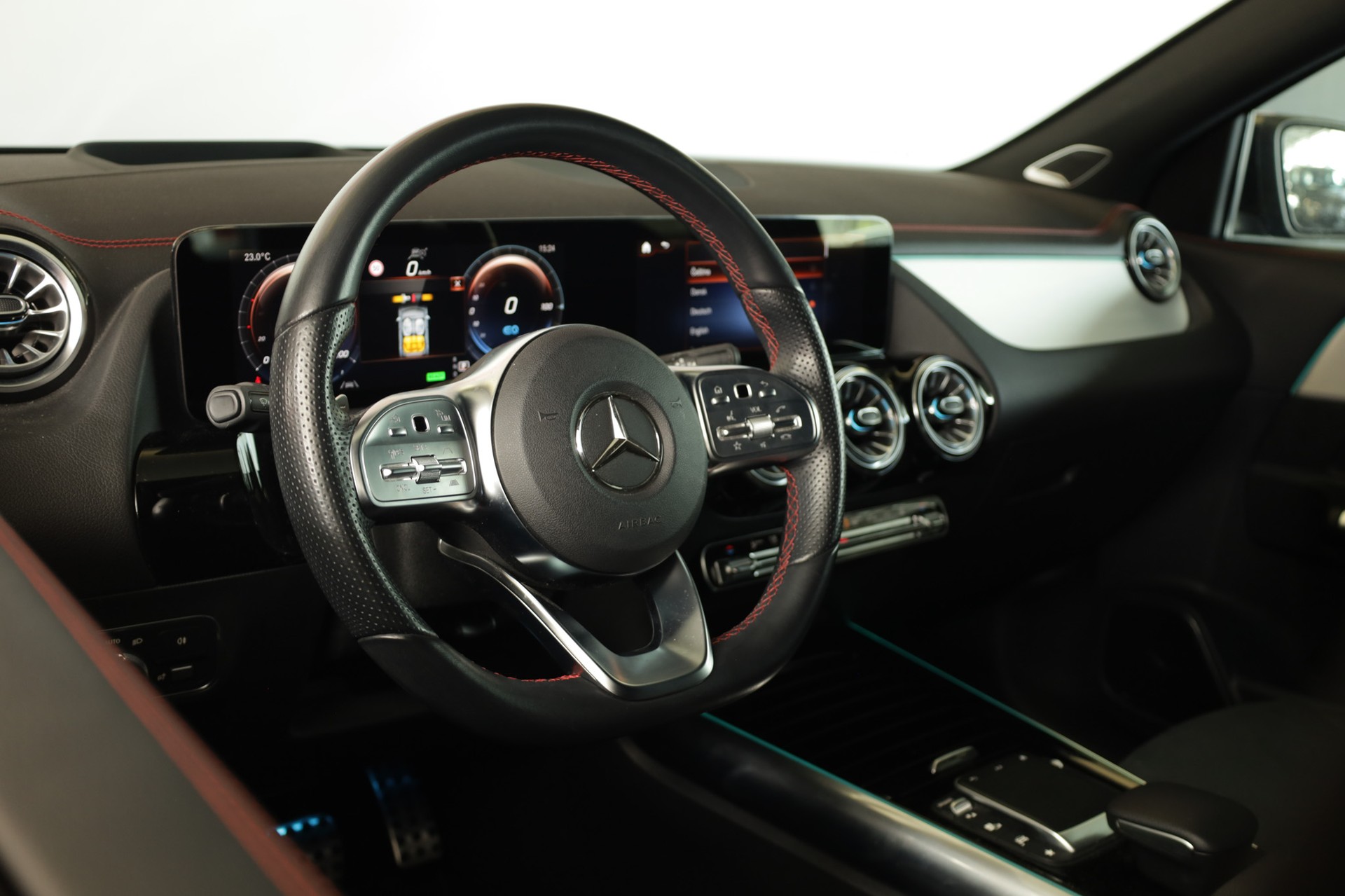 MERCEDES-BENZ EQA 300 4Matic Swiss Star AMG Line-image-12