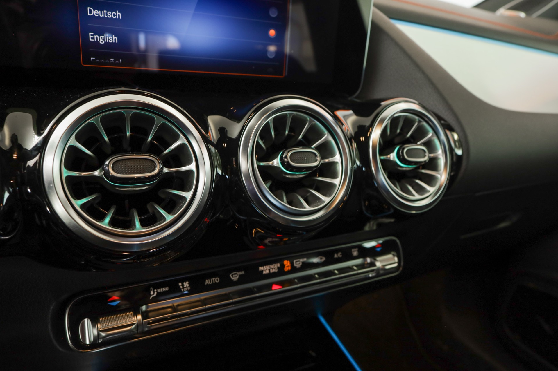 MERCEDES-BENZ EQA 300 4Matic Swiss Star AMG Line-image-17