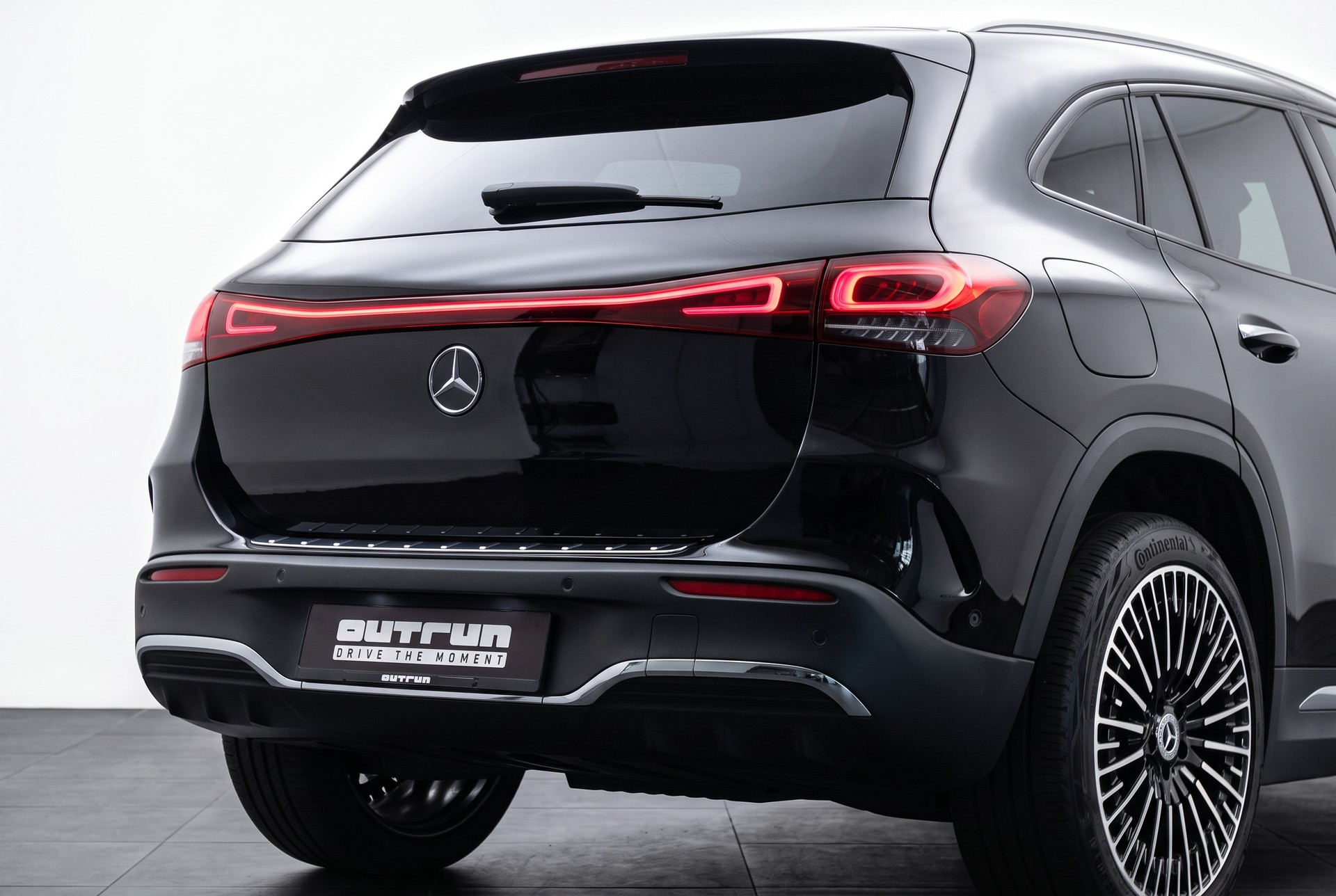 MERCEDES-BENZ EQA 300 4Matic Swiss Star AMG Line-image-2
