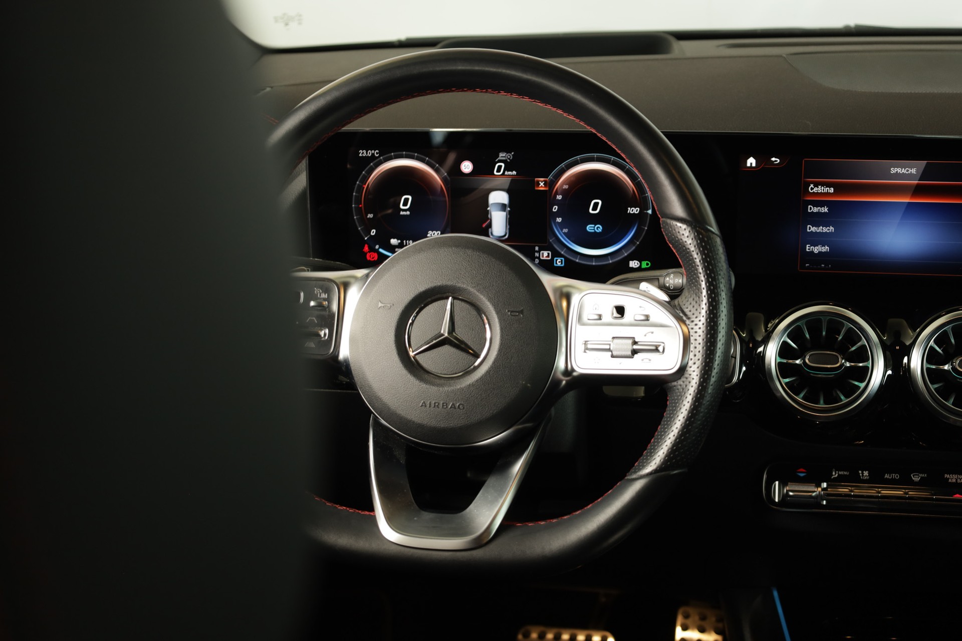 MERCEDES-BENZ EQA 300 4Matic Swiss Star AMG Line-image-21