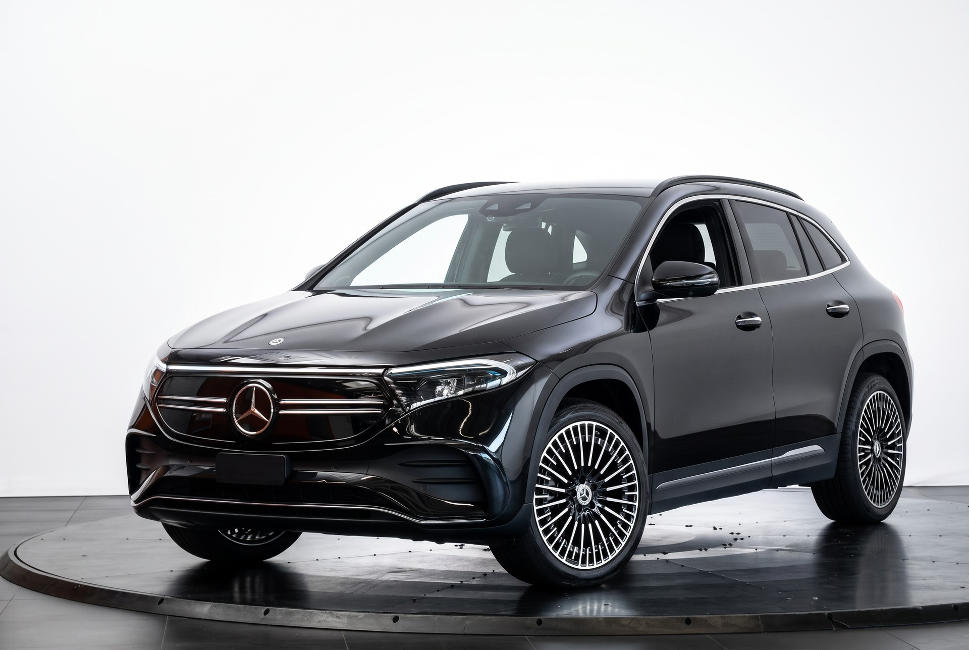 MERCEDES-BENZ EQA 300 4Matic Swiss Star AMG Line-image-4