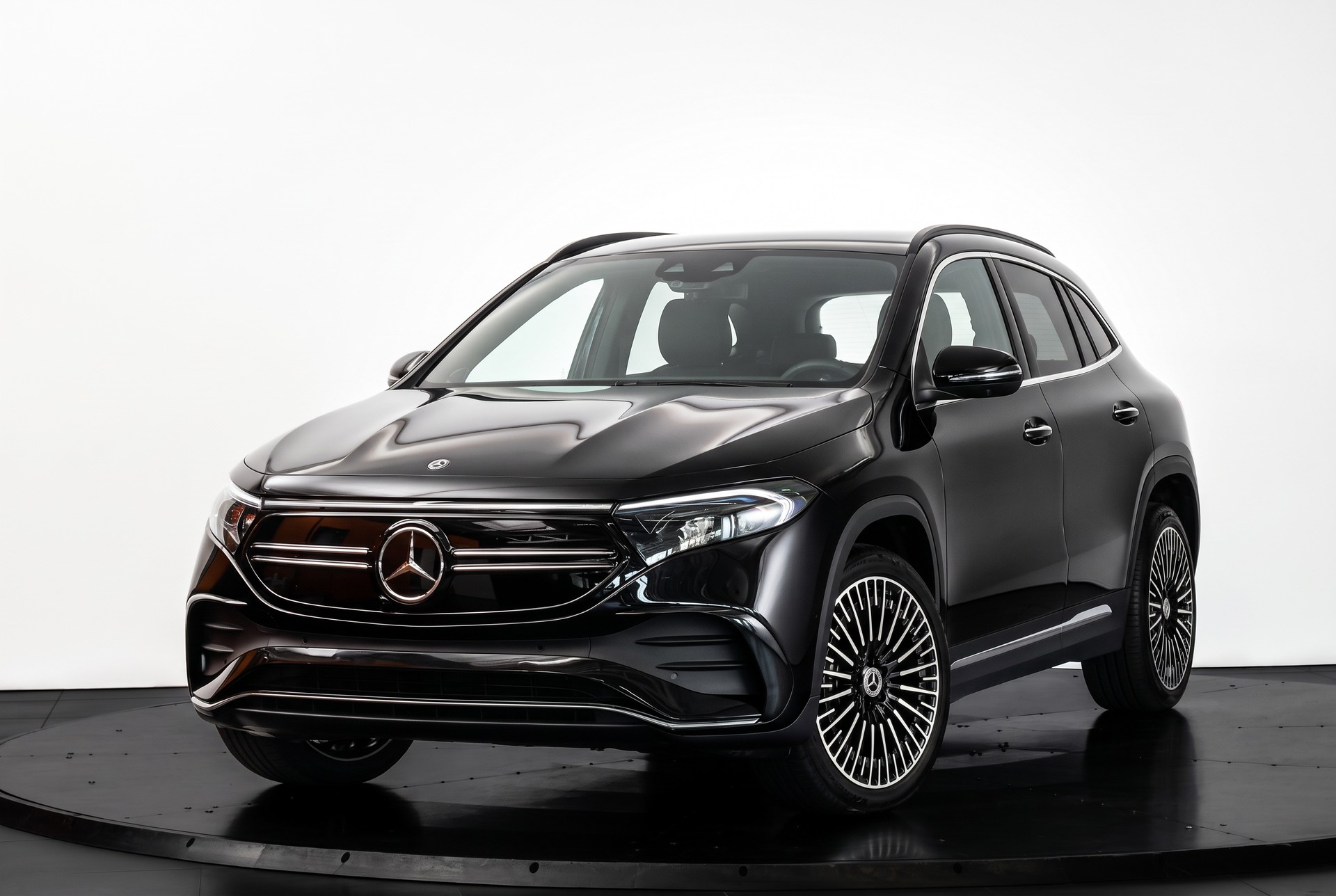 MERCEDES-BENZ EQA 300 4Matic Swiss Star AMG Line-image-3